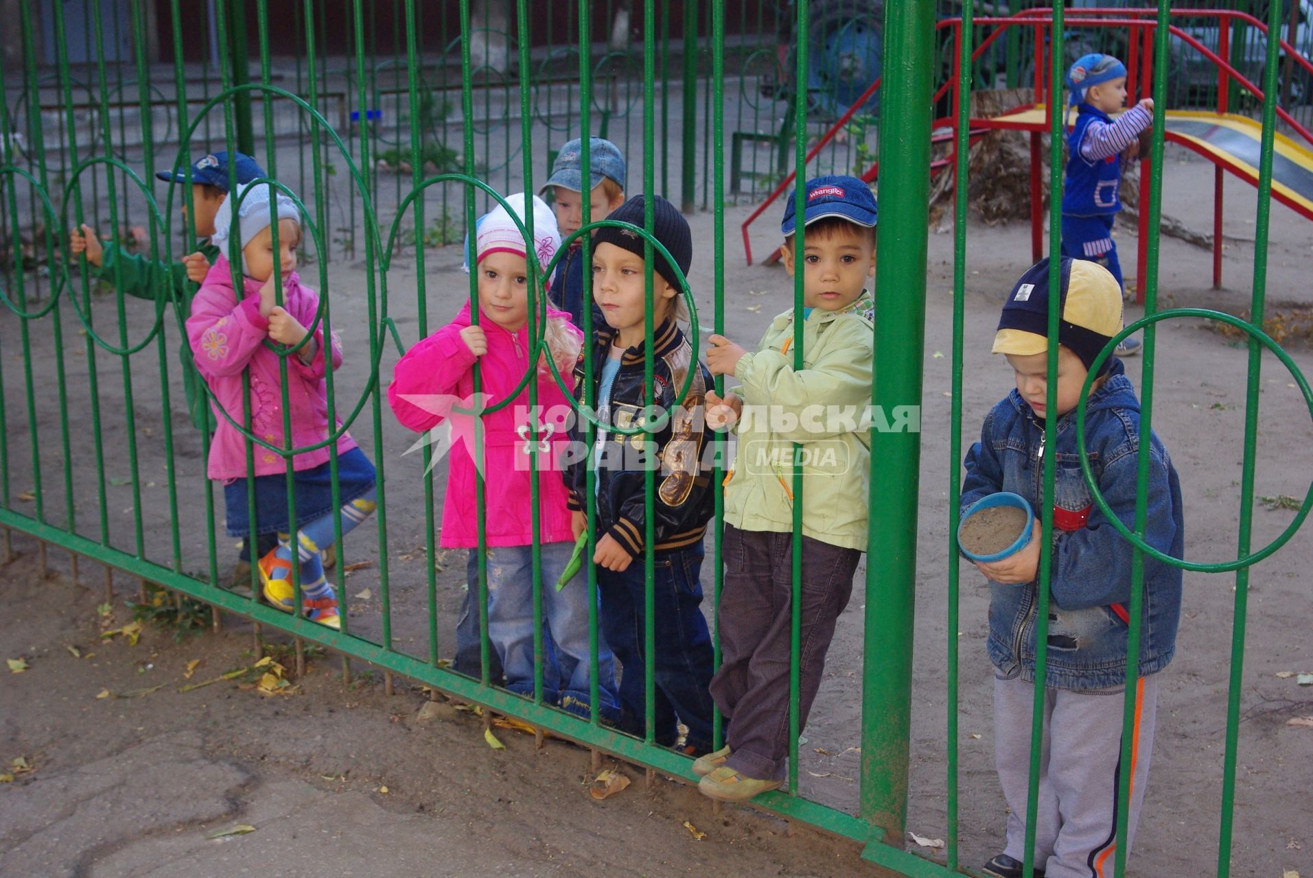 Дети стоят у забора в детском саду, Саратов, 25 сентября 2009 года. Детский сад, дети, забор, детсад, прогулка.