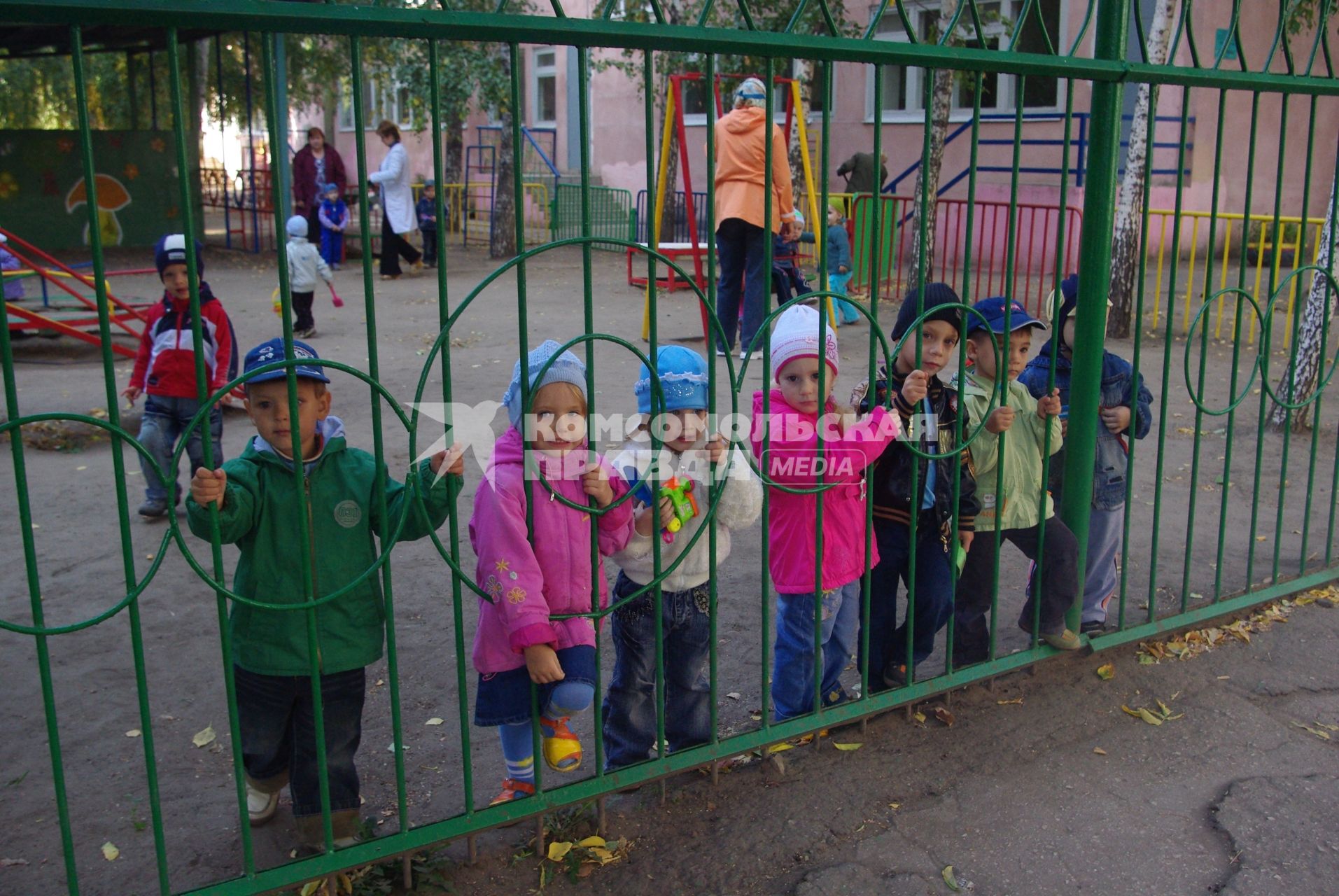 Дети стоят у забора в детском саду, Саратов, 25 сентября 2009 года. Детский сад, дети, забор, детсад, прогулка.