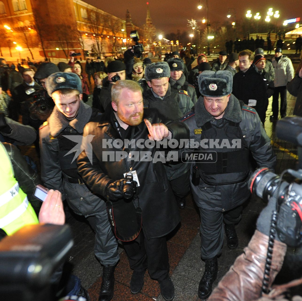 Несостоявшийся митинг оппозиции на Манежной площади в Москве. На снимке: Задержание сотрудниками милиции некоего гражданина с фотоаппаратом. 11 января 2011 года.