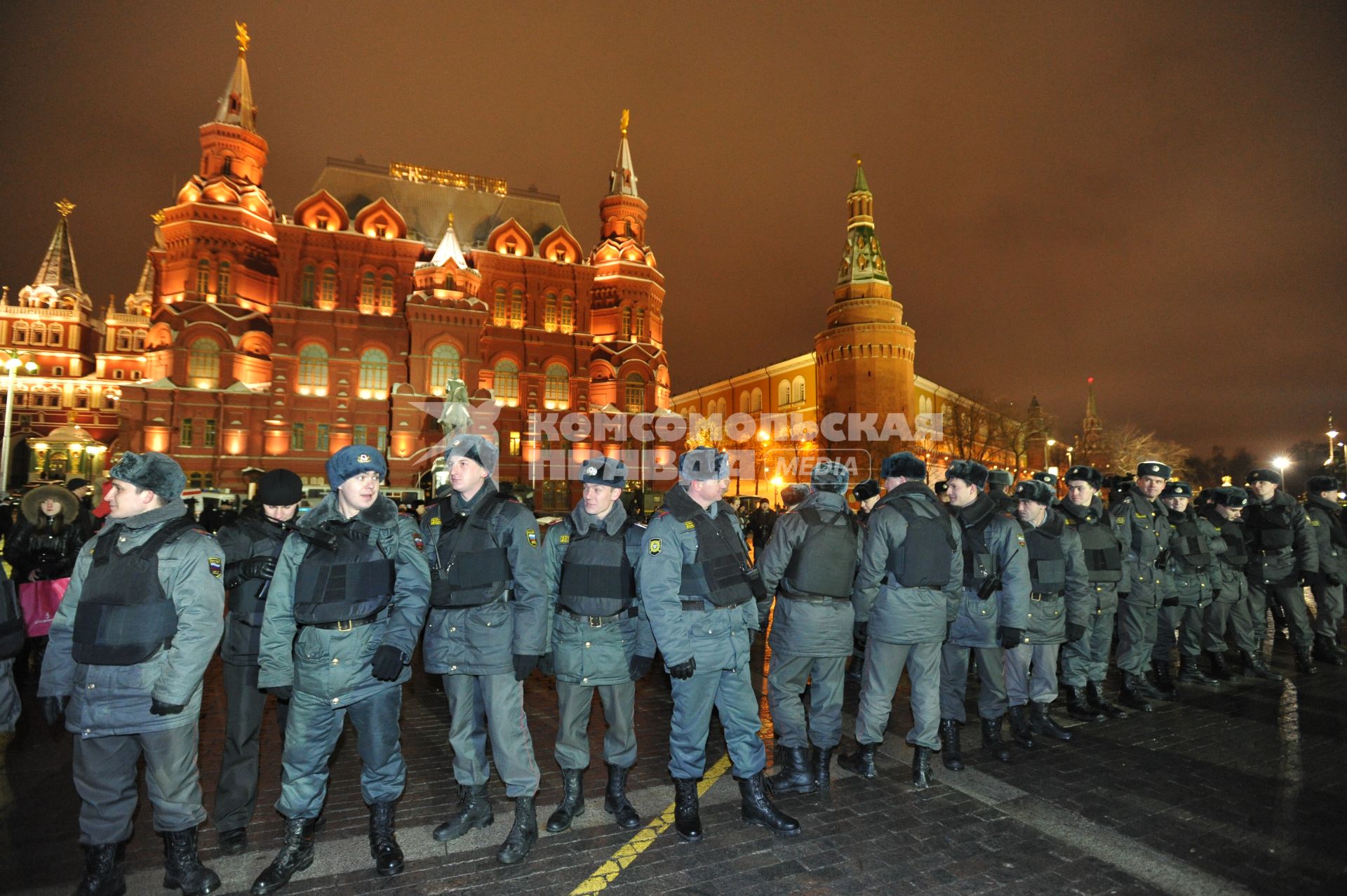 Несостоявшийся митинг оппозиции на Манежной площади в Москве. На снимке: Сотрудники милиции стоят цепью охраняя покой граждан. 11 января 2011 года.