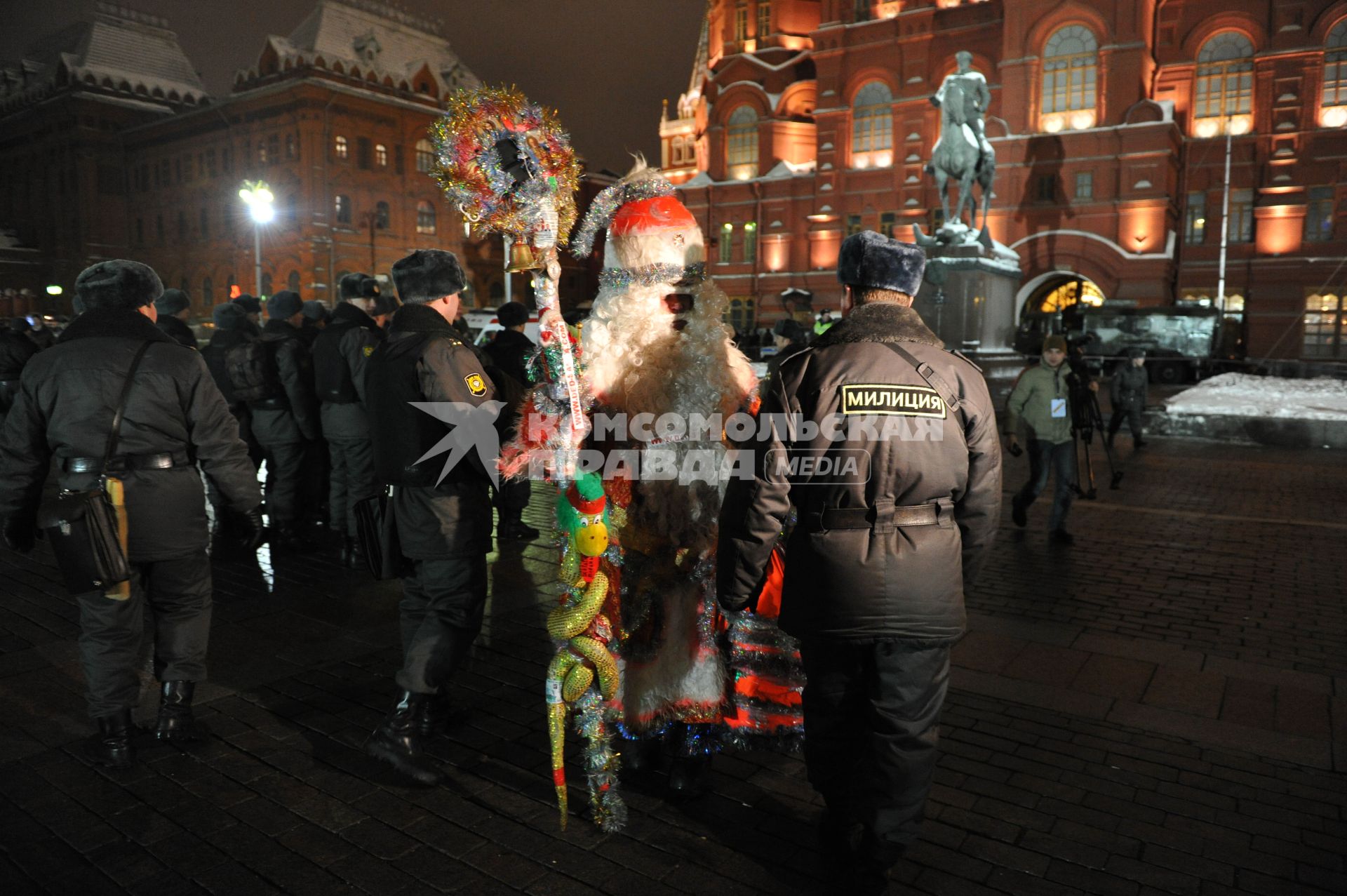 Несостоявшийся митинг оппозиции на Манежной площади в Москве. На снимке: Дед Мороз проходит мимо рядов сотрудников милиции. 11 января 2011 года.