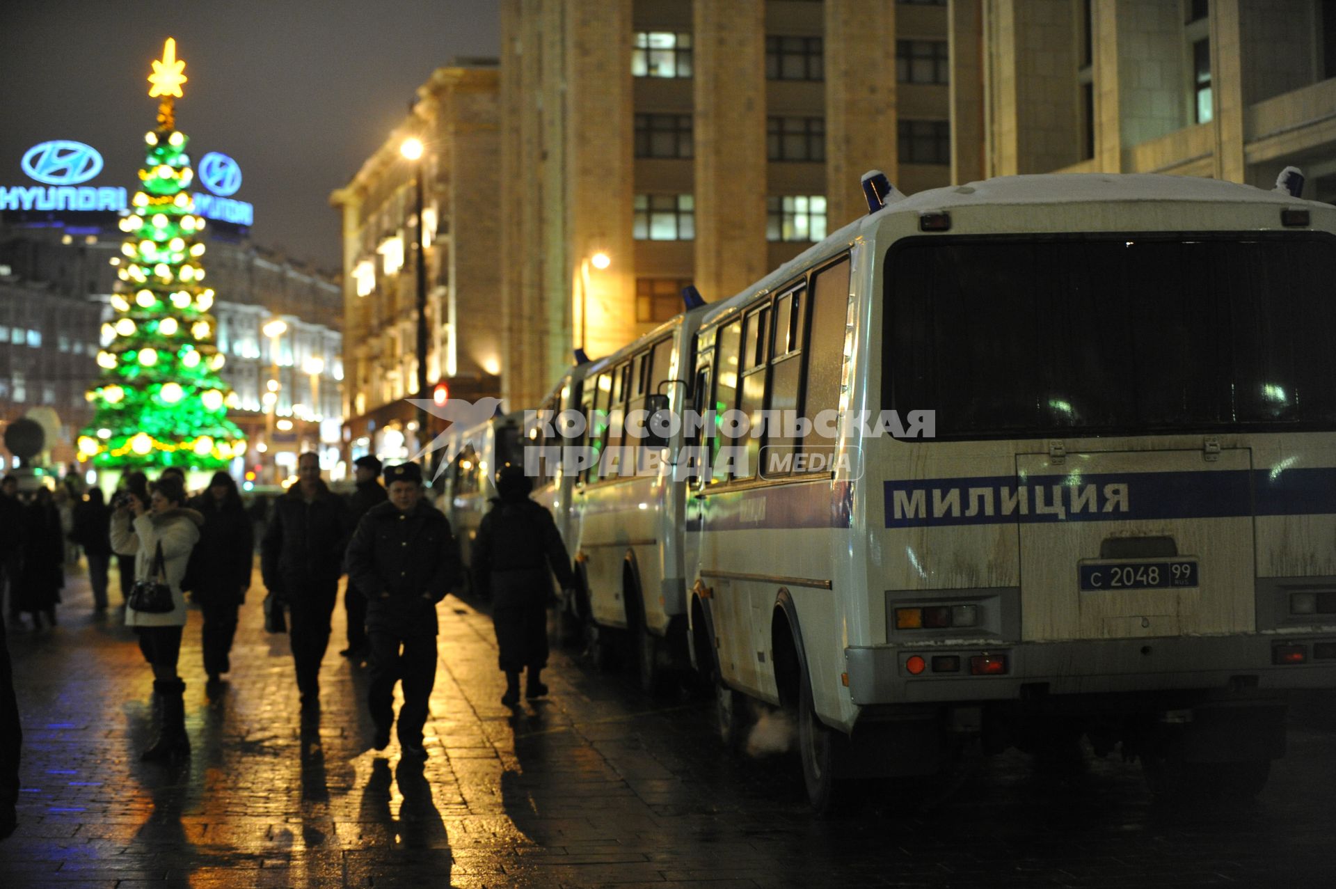 Несостоявшийся митинг оппозиции на Манежной площади в Москве. На снимке: Автобусы милиции, новогодняя елка. 11 января 2011 года.