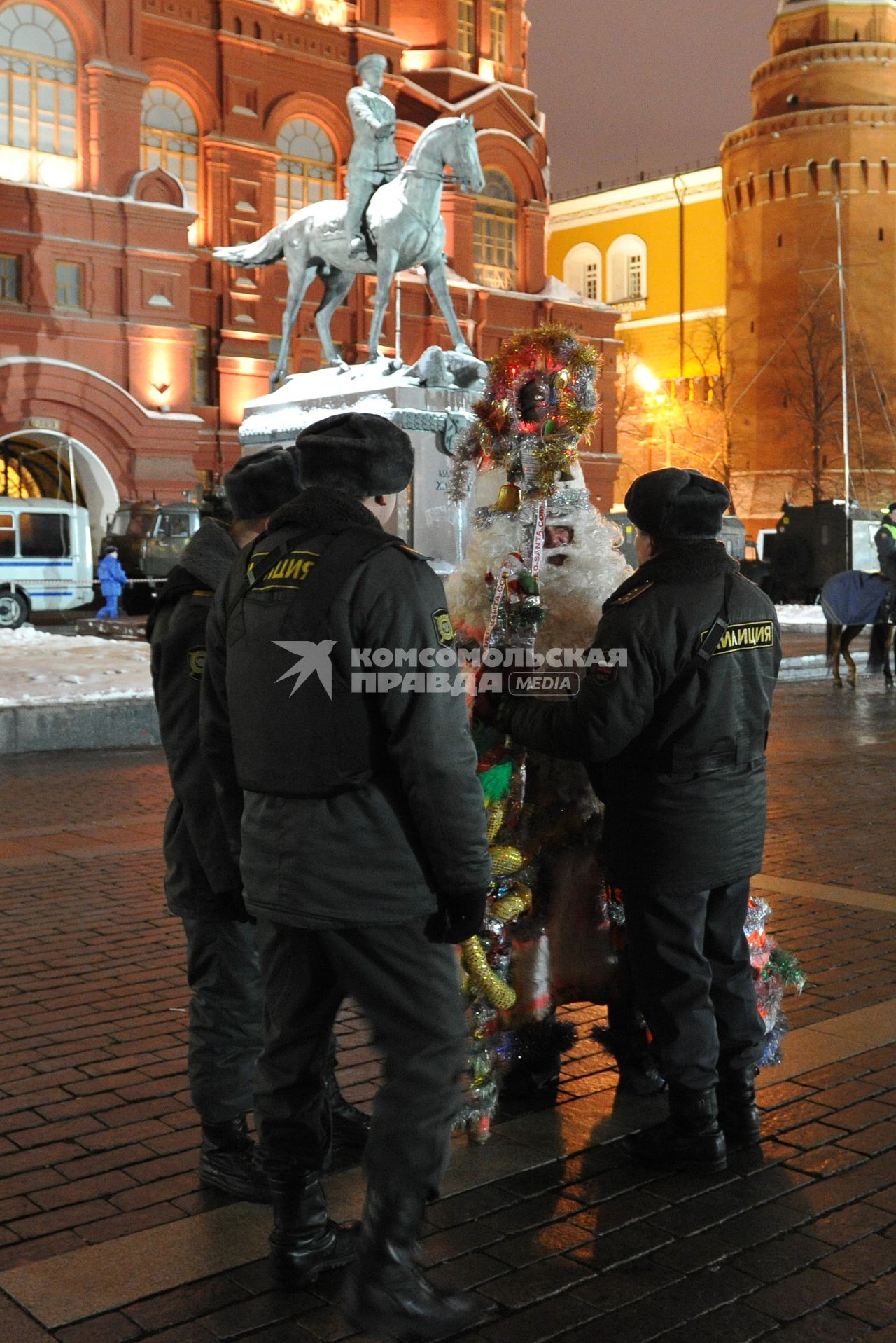 Несостоявшийся митинг оппозиции на Манежной площади в Москве. На снимке: Сотрудники милиции проверяют документы у Деда Мороза. 11 января 2011 года.