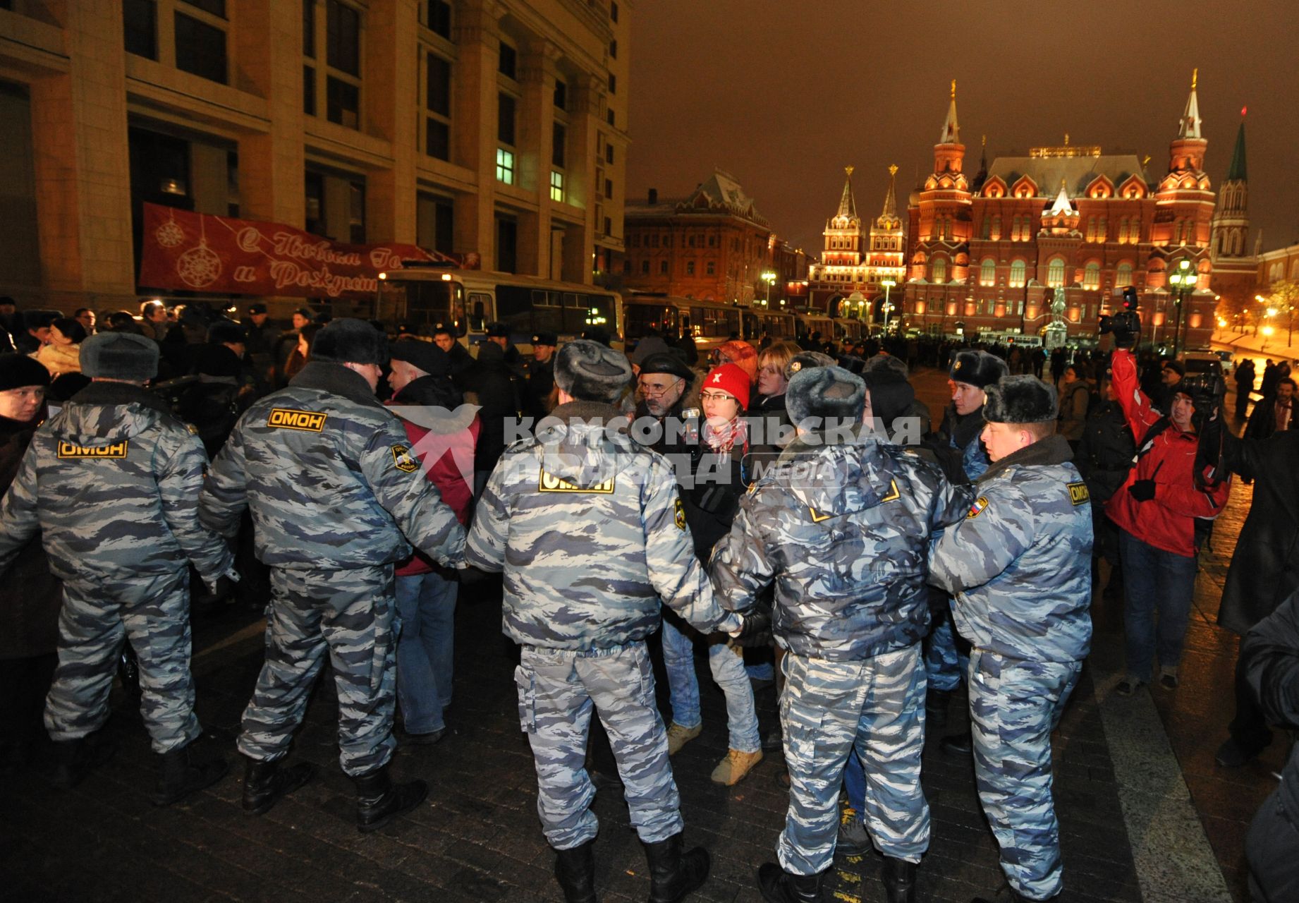 Несостоявшийся митинг оппозиции на Манежной площади в Москве. На снимке: Сотрудники ОМОНа формируют живую цепь с целью не допустить беспорядки. 11 января 2011 года.