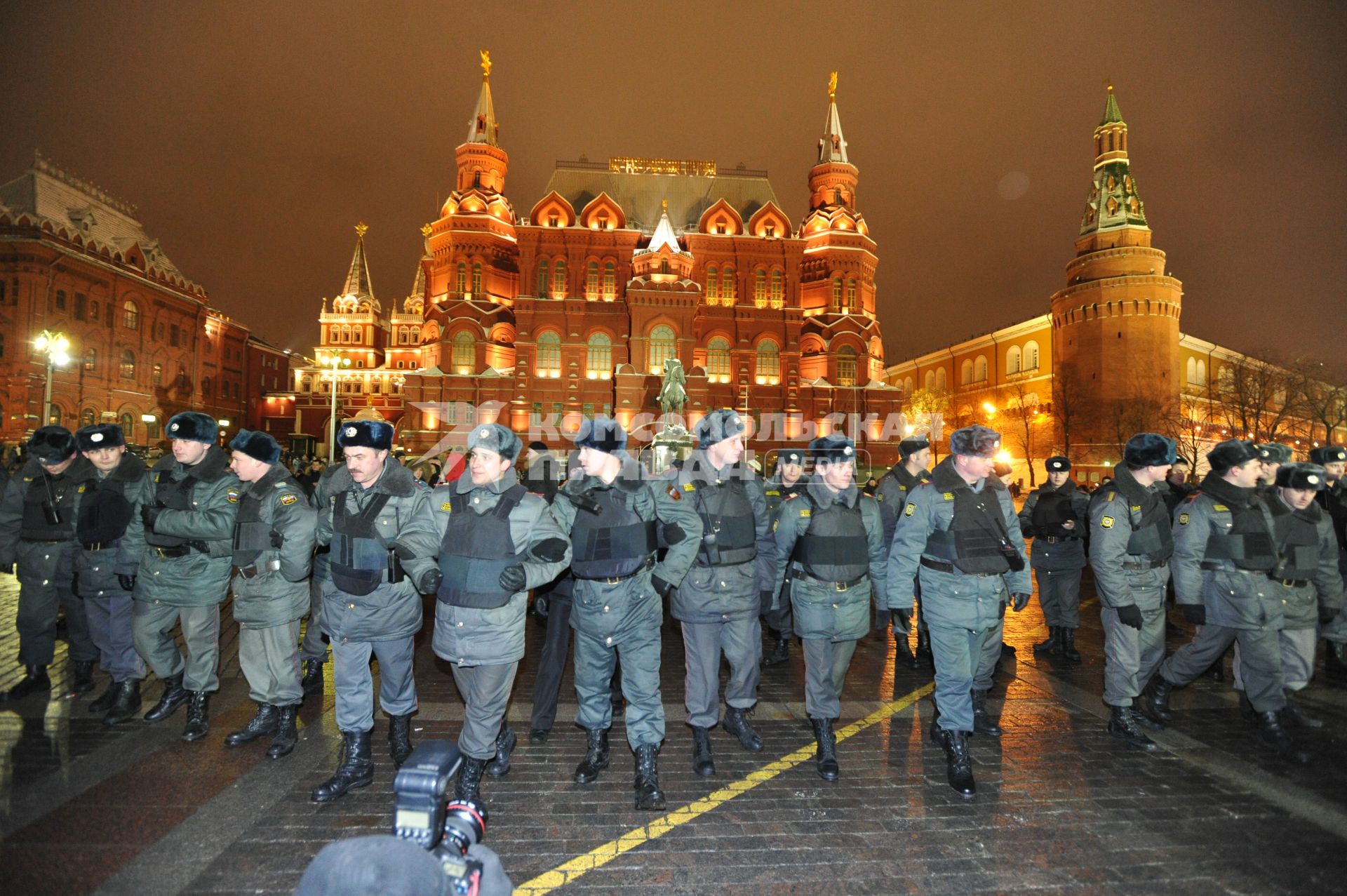 Несостоявшийся митинг оппозиции на Манежной площади в Москве. На снимке: Сотрудники милиции стоят цепью охраняя покой граждан. 11 января 2011 года.