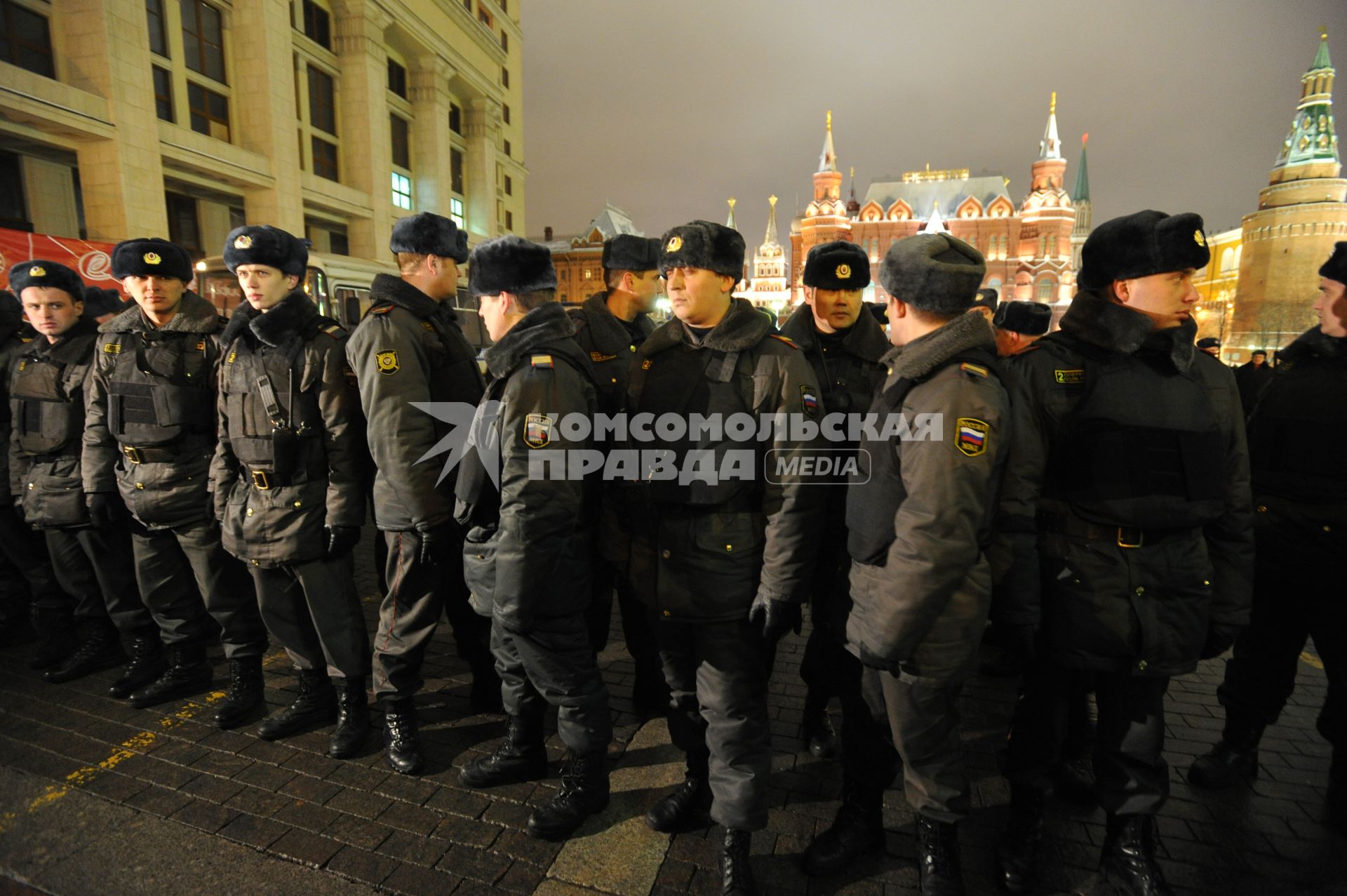 Несостоявшийся митинг оппозиции на Манежной площади в Москве. На снимке: Шеренга сотрудников милиции. 11 января 2011 года.