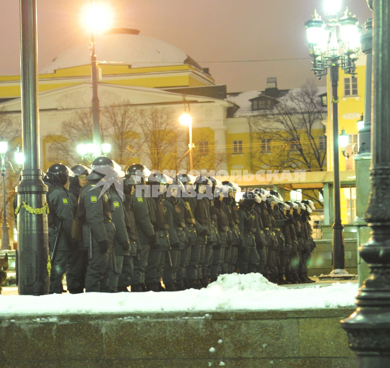 Несостоявшийся митинг оппозиции на Манежной площади в Москве. На снимке: Шеренга сотрудников ОМОНа. 11 января 2011 года.