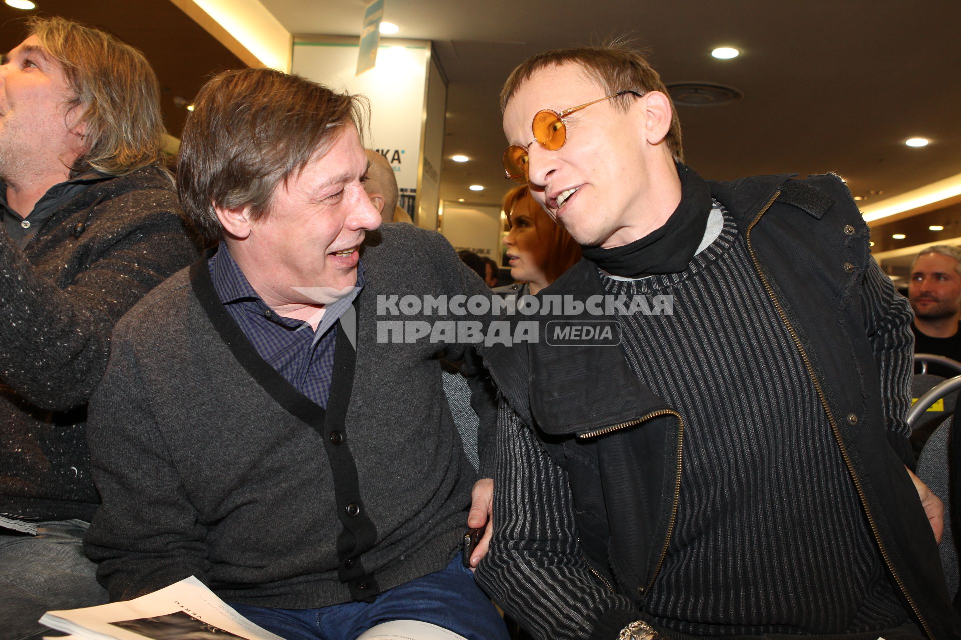 08 февраля 2011. Россия, Москва, Магазин Республика. Пионерские чтения журнала Русский пионер. На снимке: (слева направо): актеры Михаил Ефремов и Иван Охлобыстин.