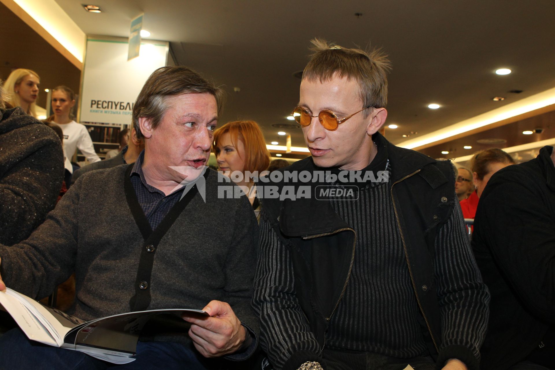 08 февраля 2011. Россия, Москва, Магазин Республика. Пионерские чтения журнала Русский пионер. На снимке: (слева направо): актеры Михаил Ефремов и Иван Охлобыстин.