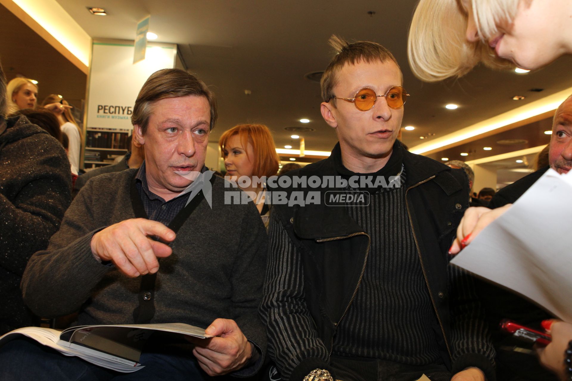 08 февраля 2011. Россия, Москва, Магазин Республика. Пионерские чтения журнала Русский пионер. На снимке: (слева направо): актеры Михаил Ефремов и Иван Охлобыстин.