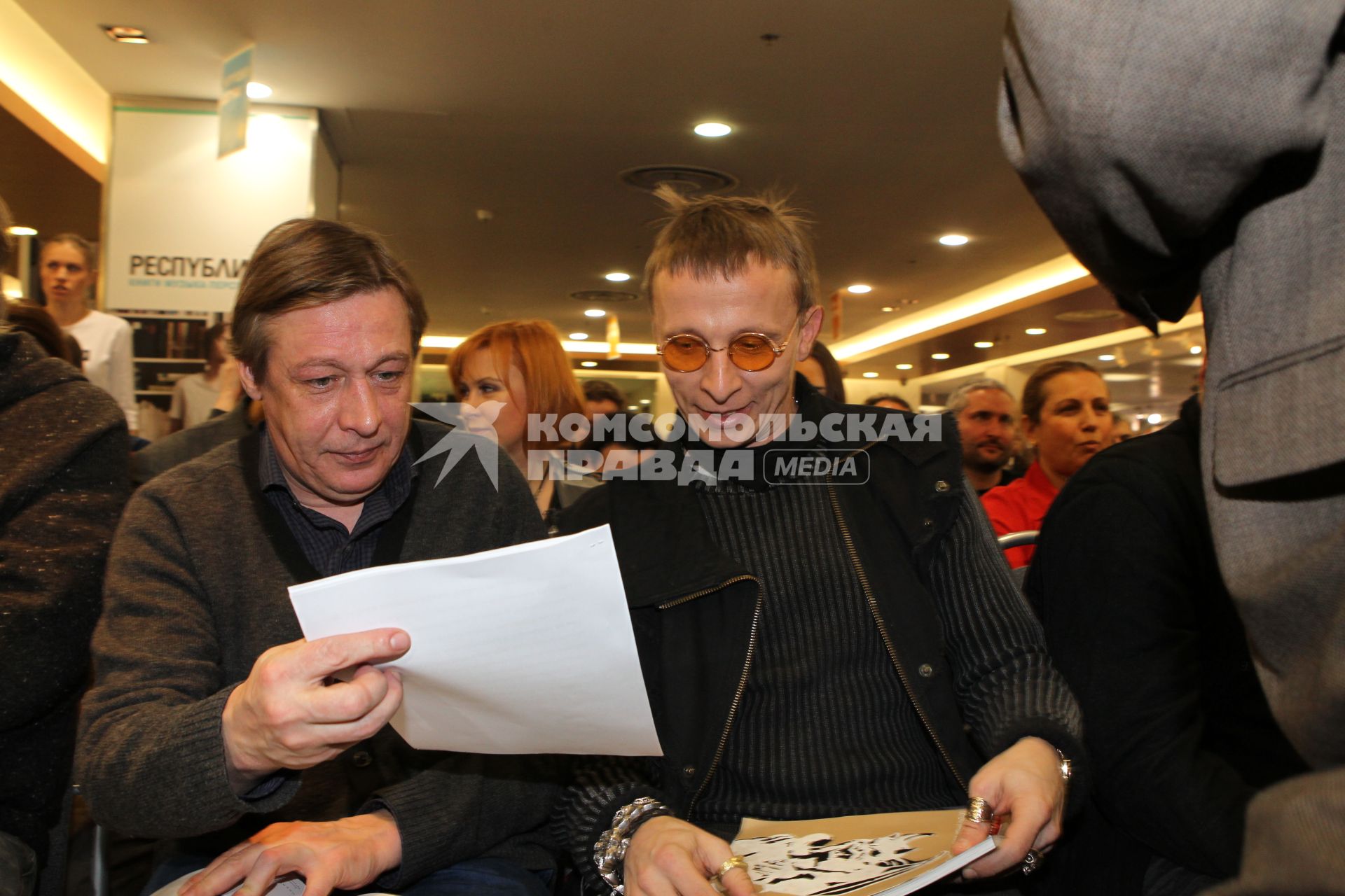 08 февраля 2011. Россия, Москва, Магазин Республика. Пионерские чтения журнала Русский пионер. На снимке: (слева направо): актеры Михаил Ефремов и Иван Охлобыстин.