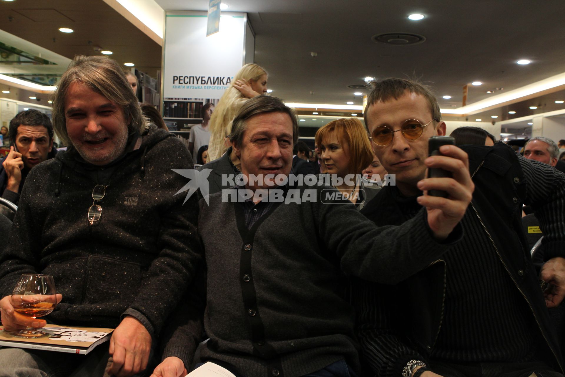 08 февраля 2011. Россия, Москва, Магазин Республика. Пионерские чтения журнала Русский пионер. На снимке: (слева направо) поэт Андрей Орлов (Орлуша), актеры Михаил Ефремов и Иван Охлобыстин.