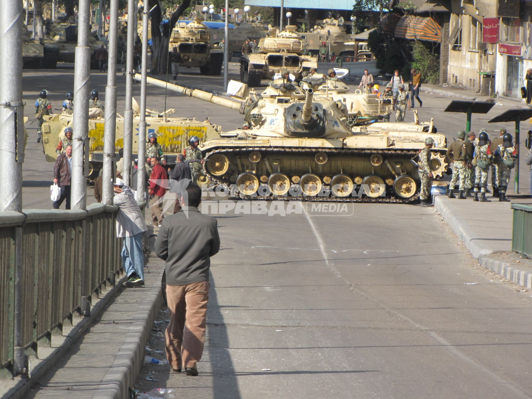 Беспорядки в Каире, Египет, январь 2011 года. Армия на улицах города. Танк.
