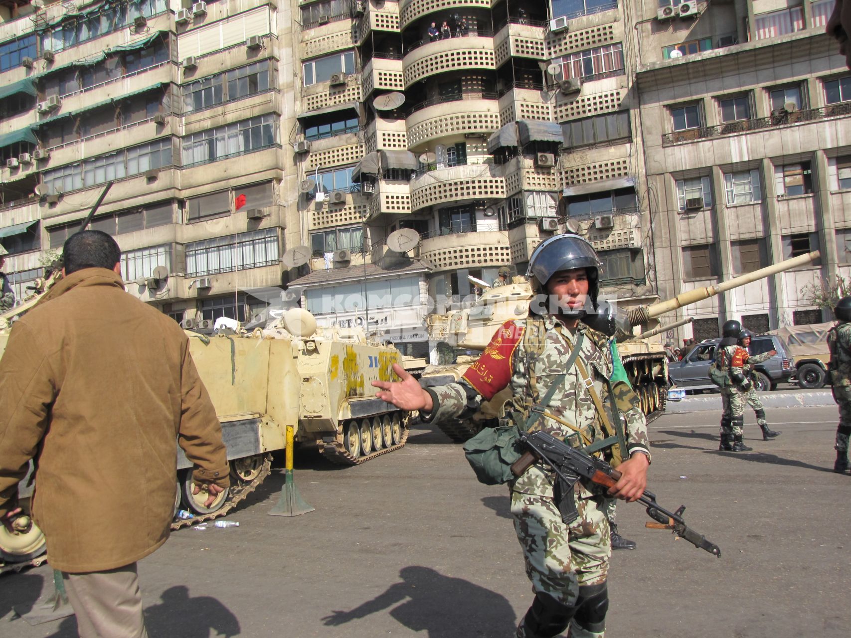 Беспорядки в Каире, Египет, январь 2011 года. Армия на улицах города. Танк. Солдат.