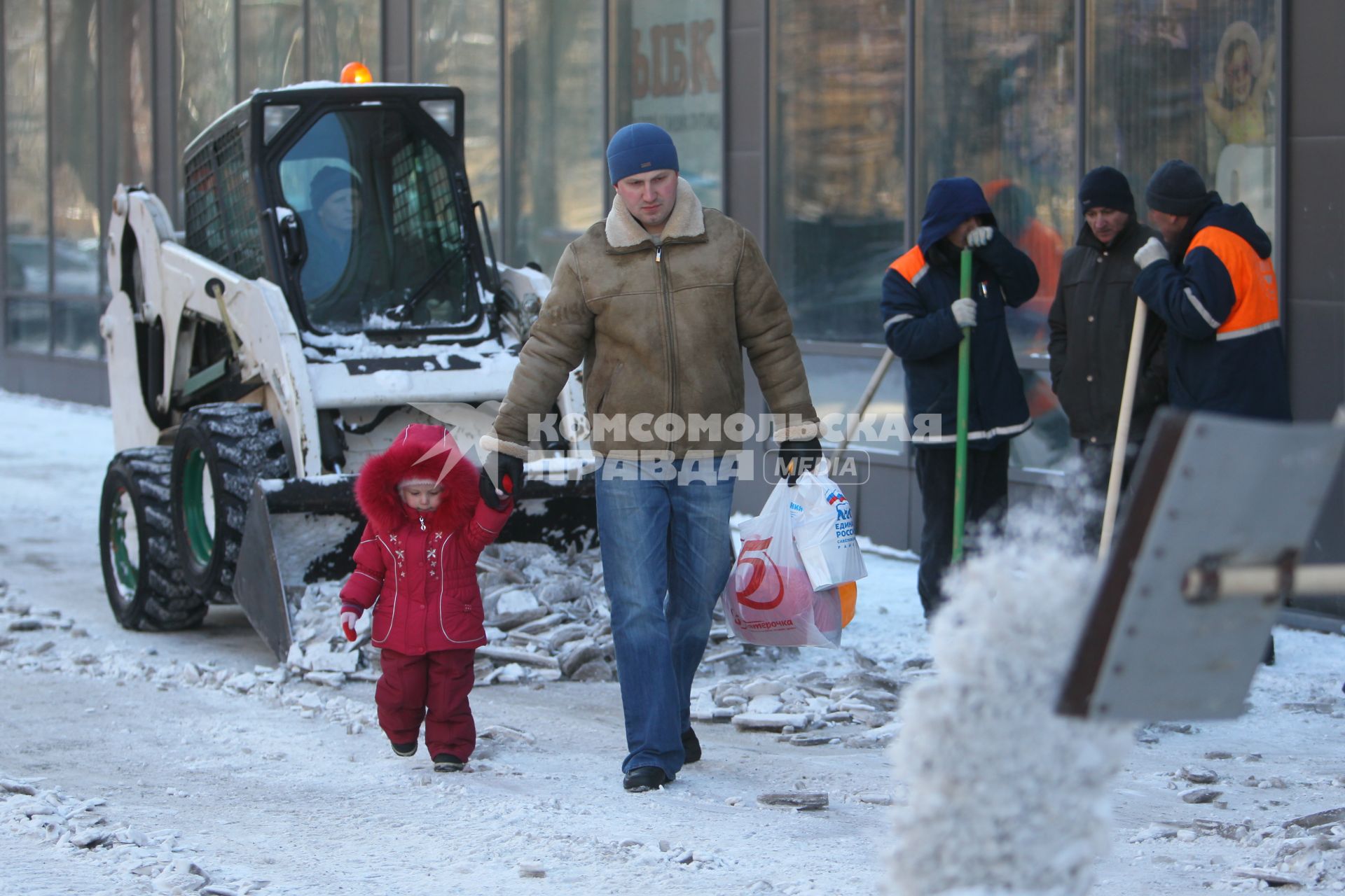 Уборка гастарбайтерами улиц от льда и снега, 15 февраля 2011 года. Гатарбайтер. Дворник. Коммунальное хозяйство. Очистка улицы. Гололедица.