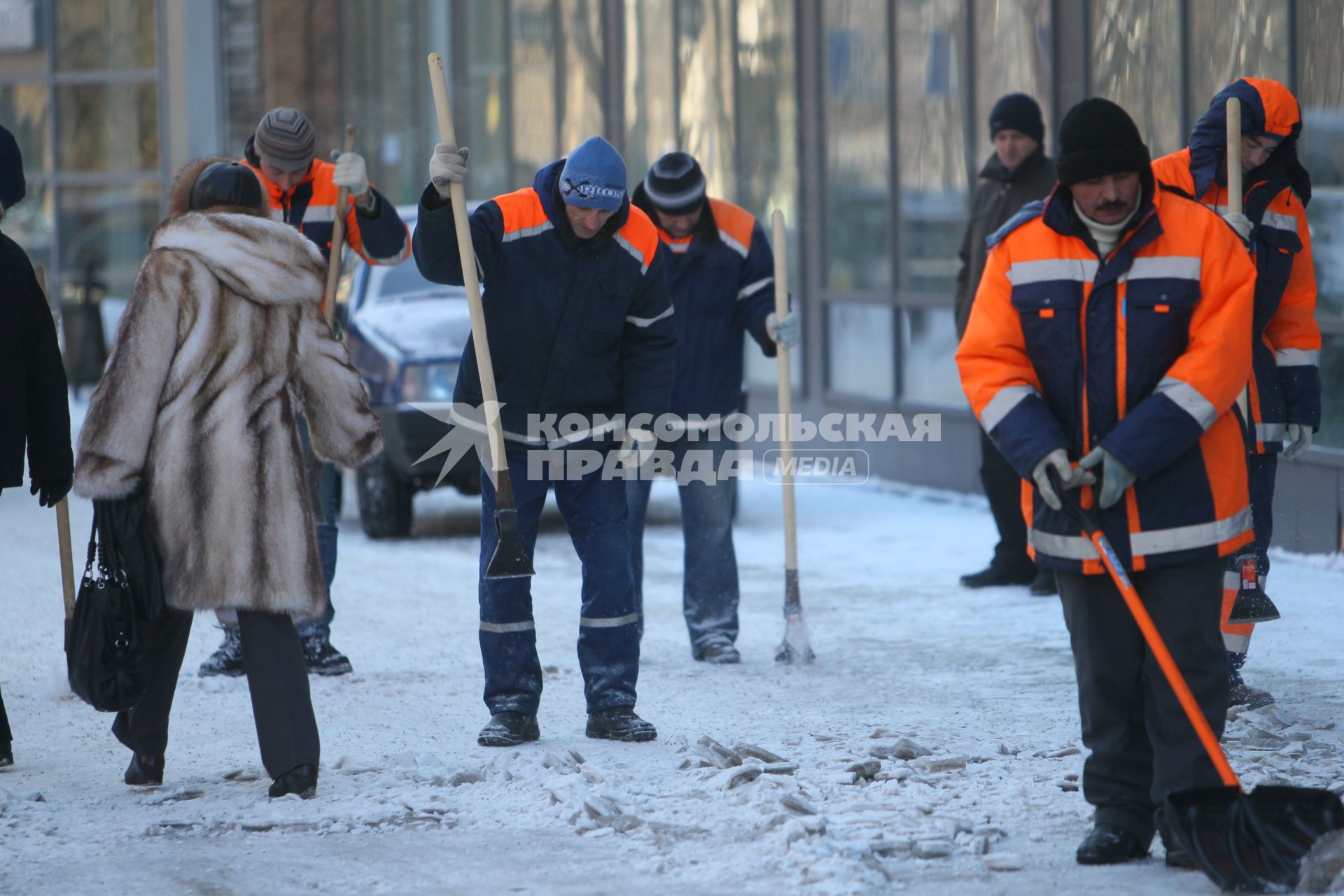 Уборка гастарбайтерами улиц от льда и снега, 15 февраля 2011 года. Гатарбайтер. Дворник. Коммунальное хозяйство. Очистка улицы. Гололедица.