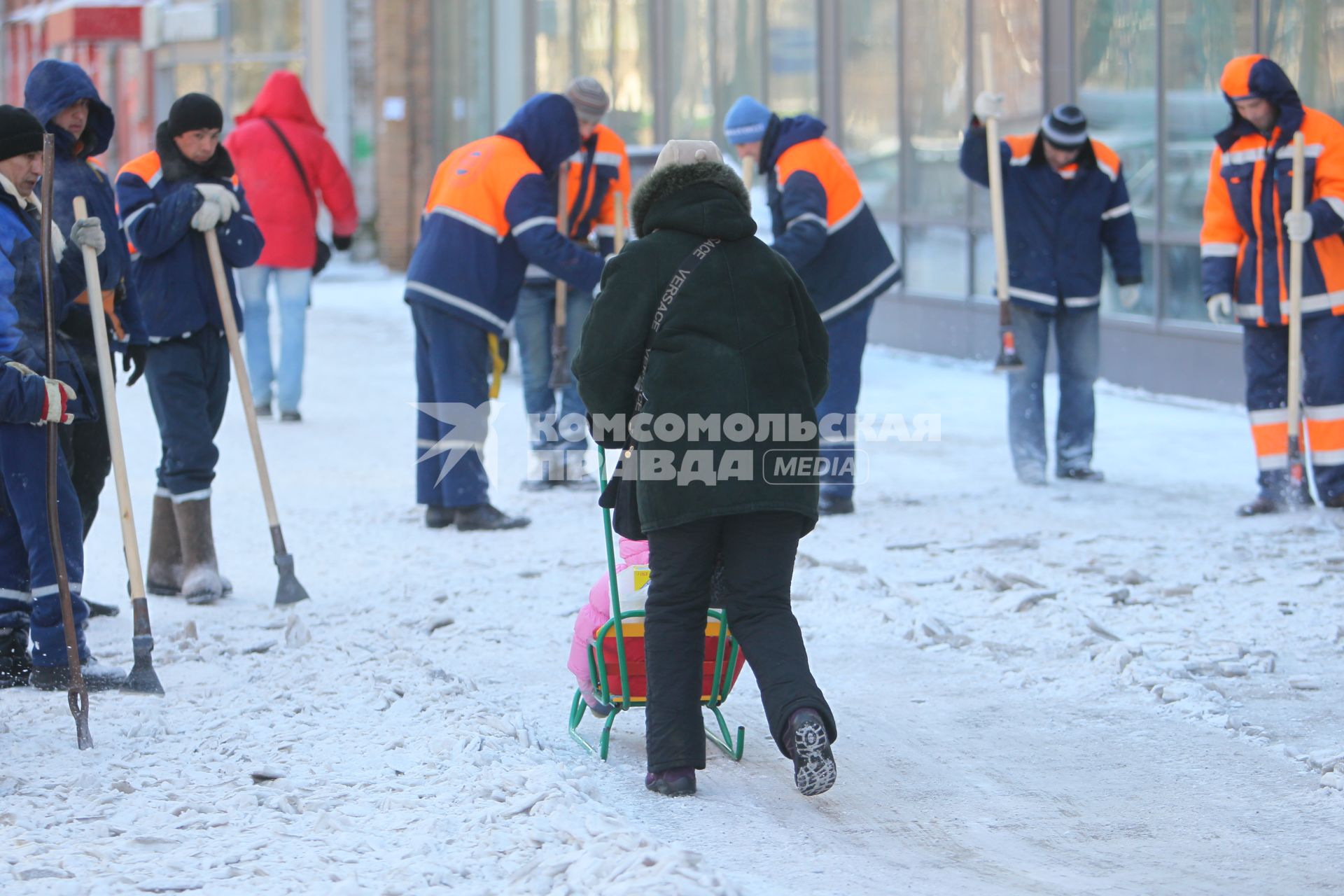 Уборка гастарбайтерами улиц от льда и снега, 15 февраля 2011 года. Гатарбайтер. Дворник. Коммунальное хозяйство. Очистка улицы. Гололедица.