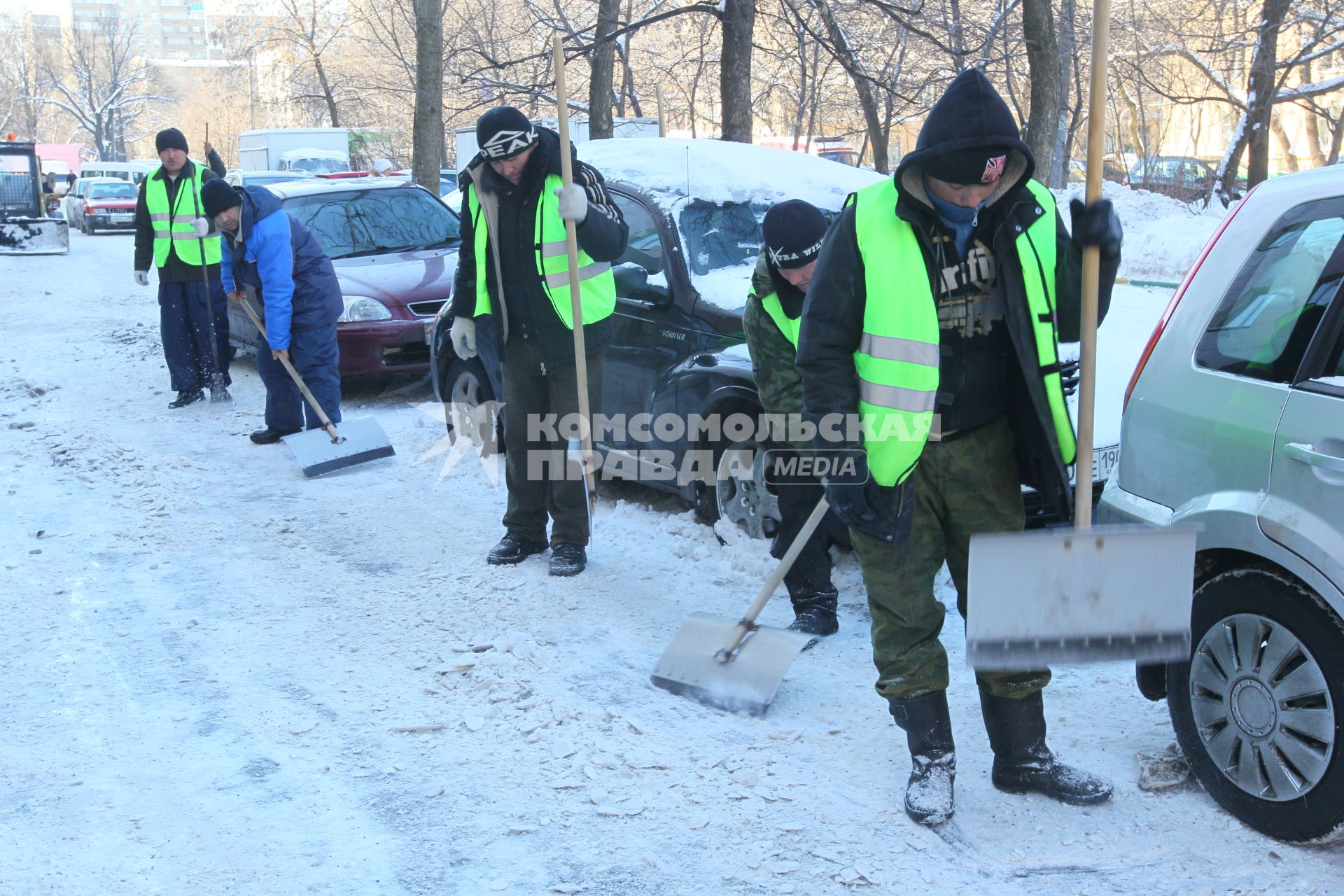 Уборка гастарбайтерами улиц от льда и снега, 15 февраля 2011 года. Гатарбайтер. Дворник. Коммунальное хозяйство. Очистка улицы. Гололедица.