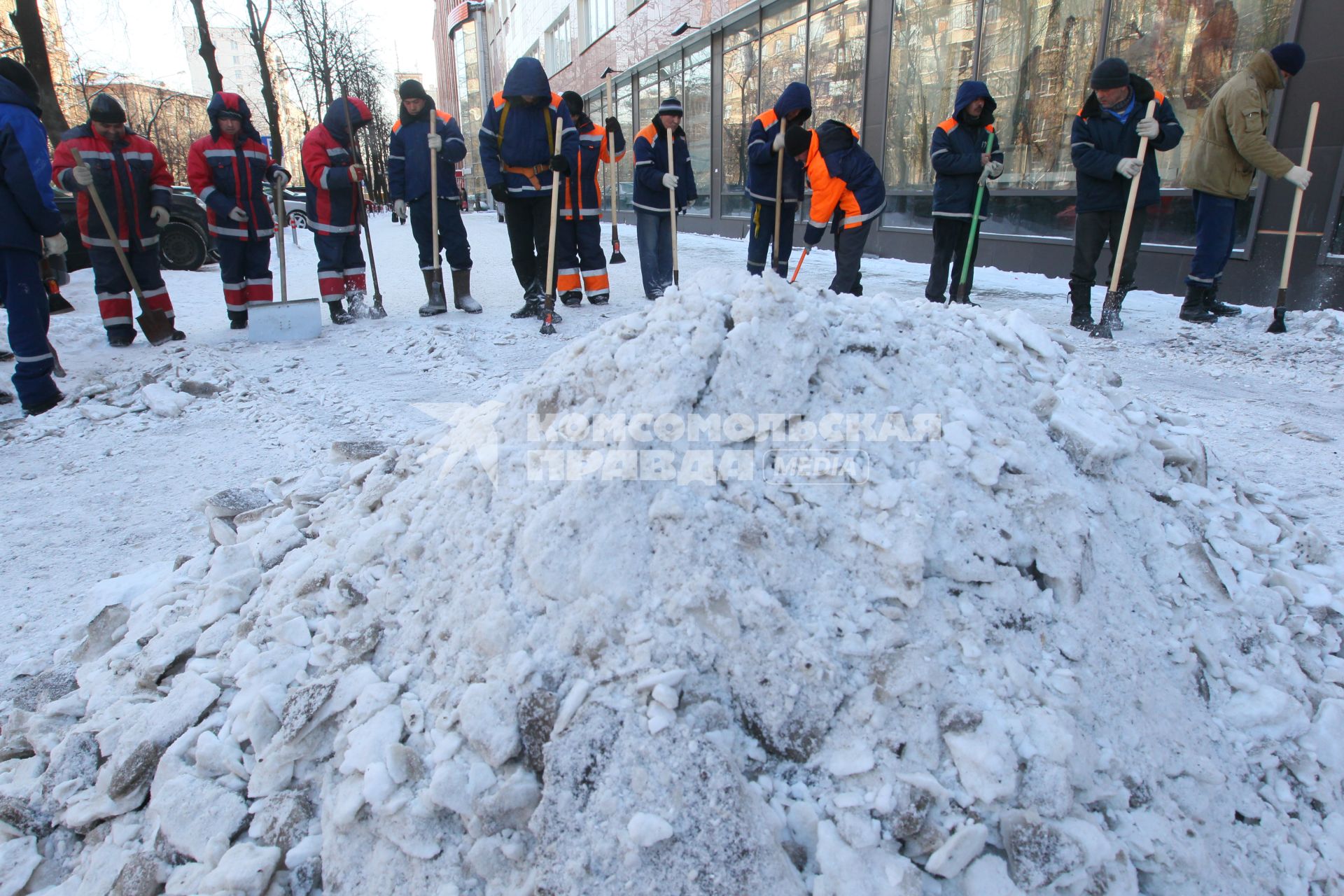 Уборка гастарбайтерами улиц от льда и снега, 15 февраля 2011 года. Гатарбайтер. Дворник. Коммунальное хозяйство. Очистка улицы. Гололедица.