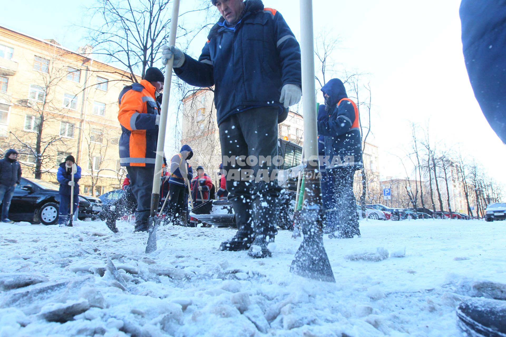 Уборка гастарбайтерами улиц от льда и снега, 15 февраля 2011 года. Гатарбайтер. Дворник. Коммунальное хозяйство. Очистка улицы. Гололедица.