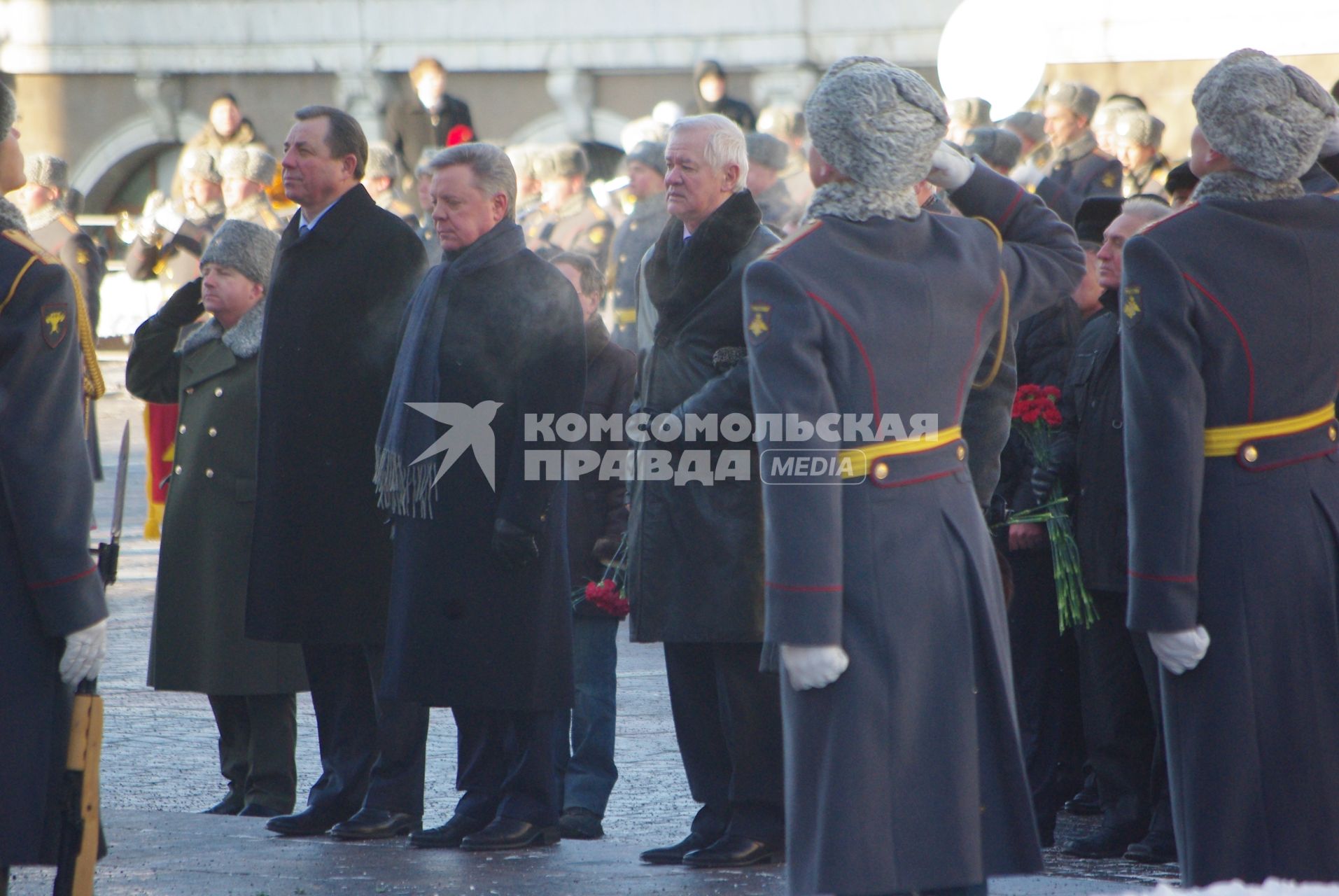 Возложение цветов к памятнику Жукова на манежной площади в день памяти о россиянах, исполнявших служебный долг за пределами Отечества, Москва, 15 февраля 2011 года. Губернатор московской области Громов Юорис Всевослодович.