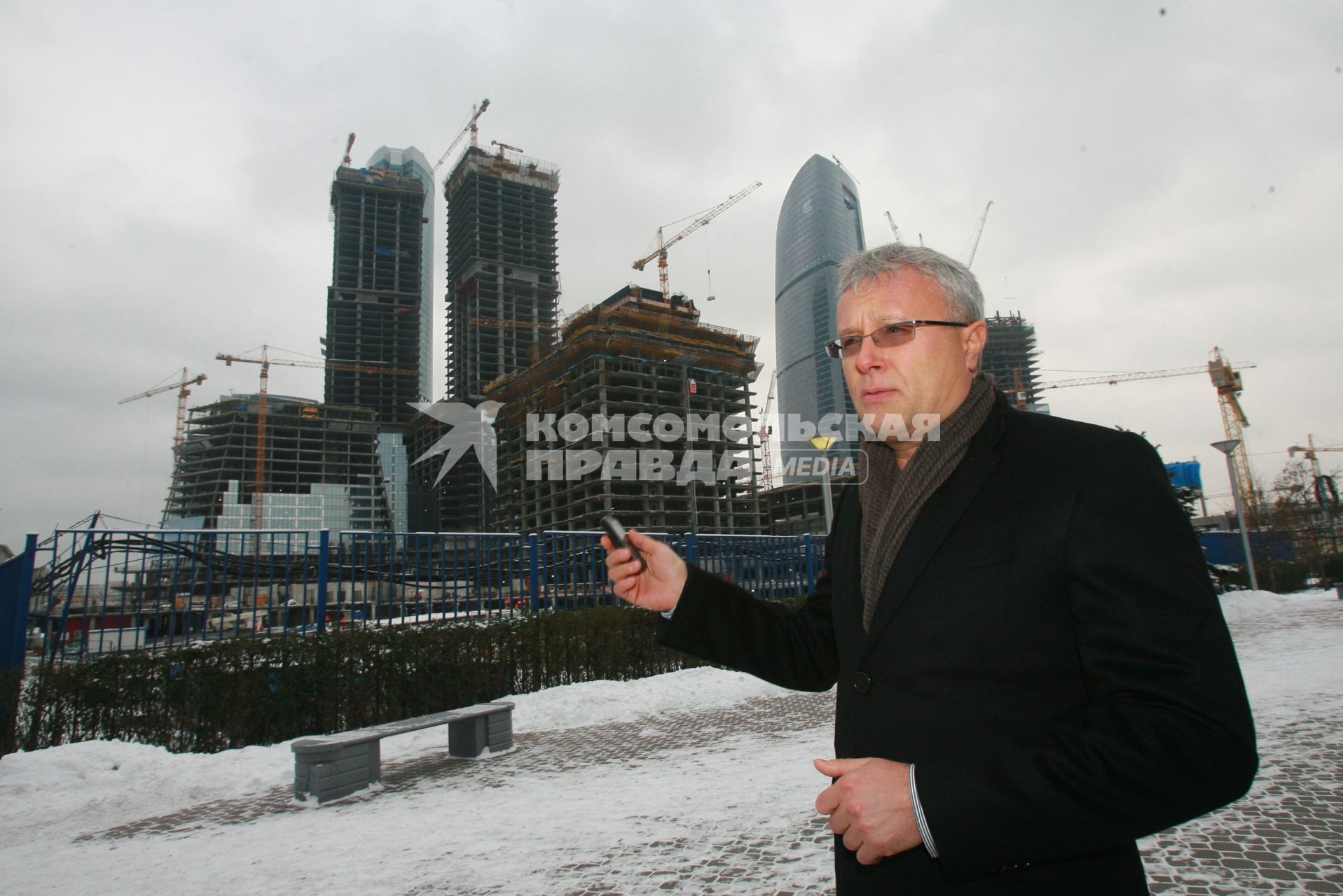 Российский предприниматель, бизнесмен Александр Лебедев напротив строящегося СИТИ. 13 декабря 2007 года.