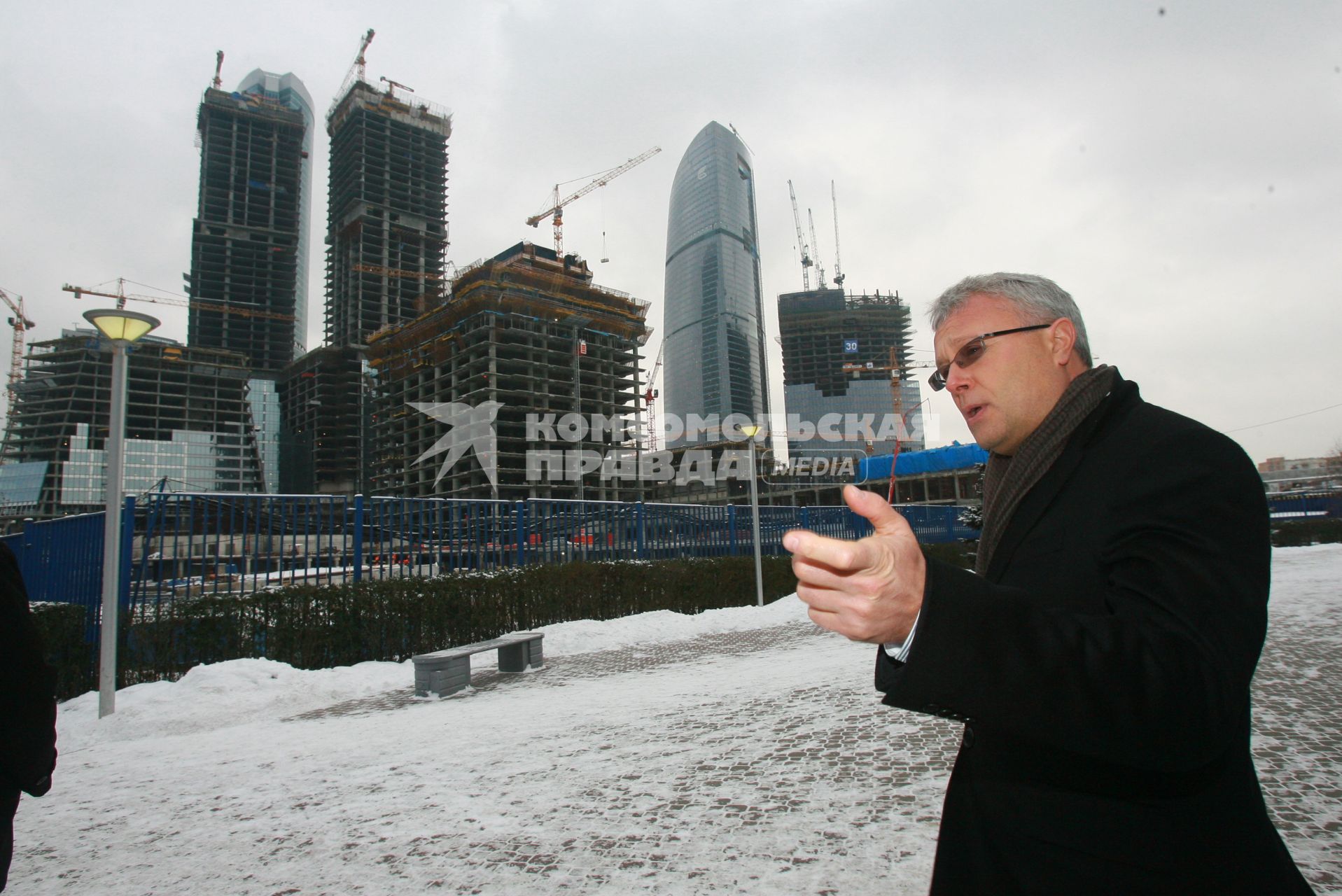 Российский предприниматель, бизнесмен Александр Лебедев напротив строящегося СИТИ. 13 декабря 2007 года.