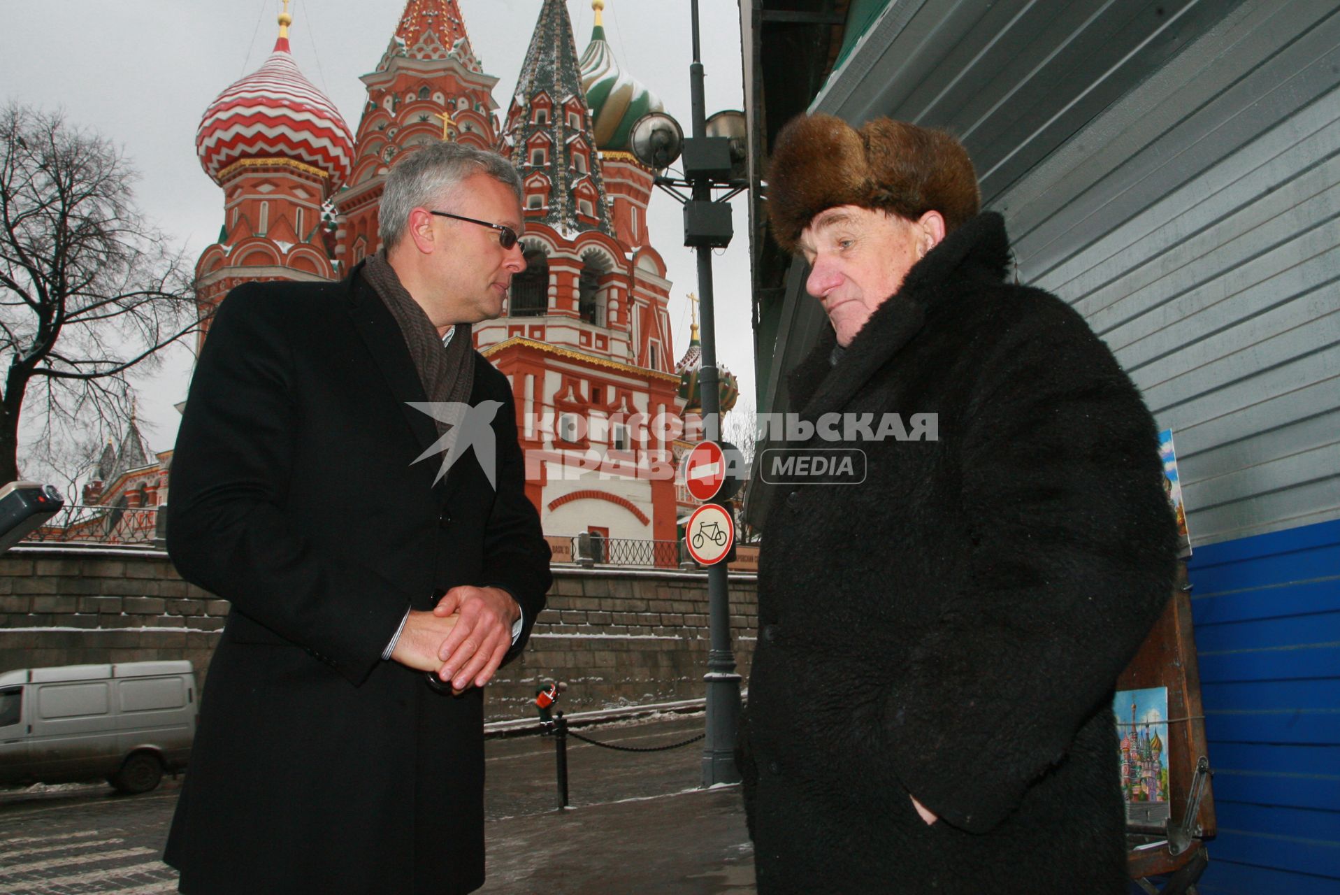 Российский предприниматель, бизнесмен Александр Лебедев на Красной площади около Храма Василия Блаженного, справа продавец сувенирной продукции(картин). 13 декабря 2007 года.