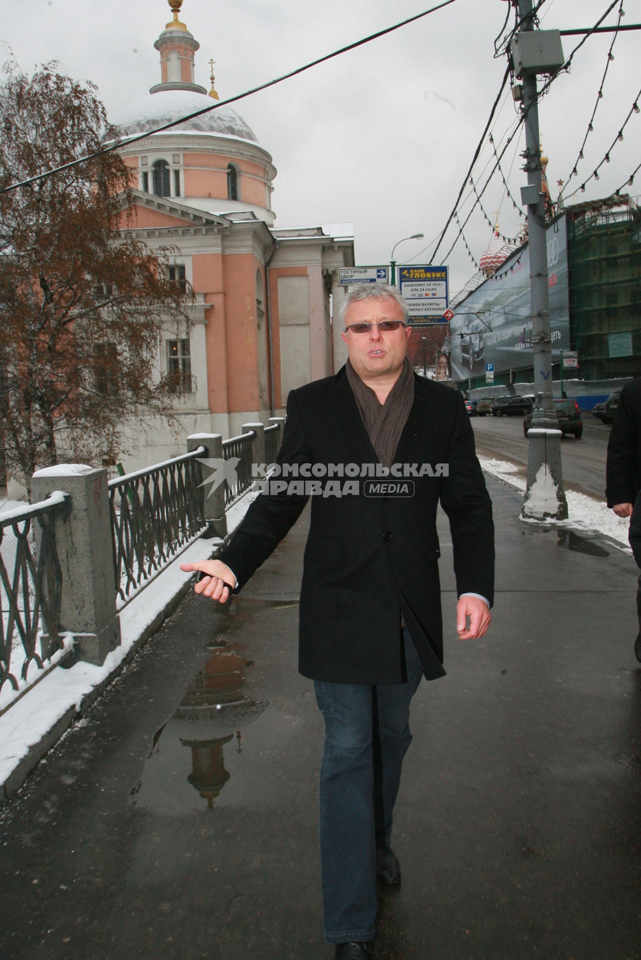 Российский предприниматель, бизнесмен Александр Лебедев недалеко от Кремля. 13 декабря 2007 года.