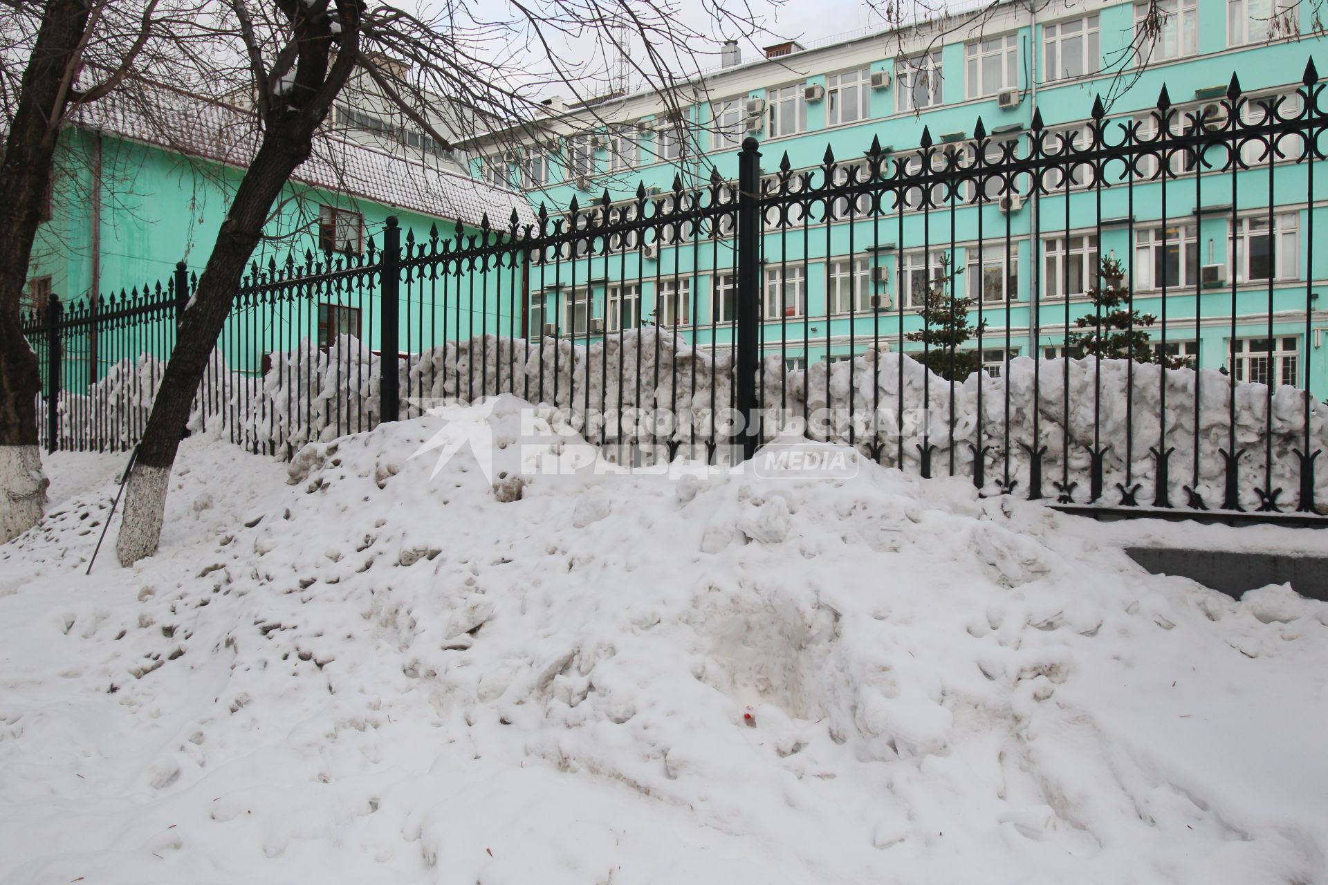 Двор в Таганском районе Москвы. Зима, снег, сугробы. Кованная ограда, забор.