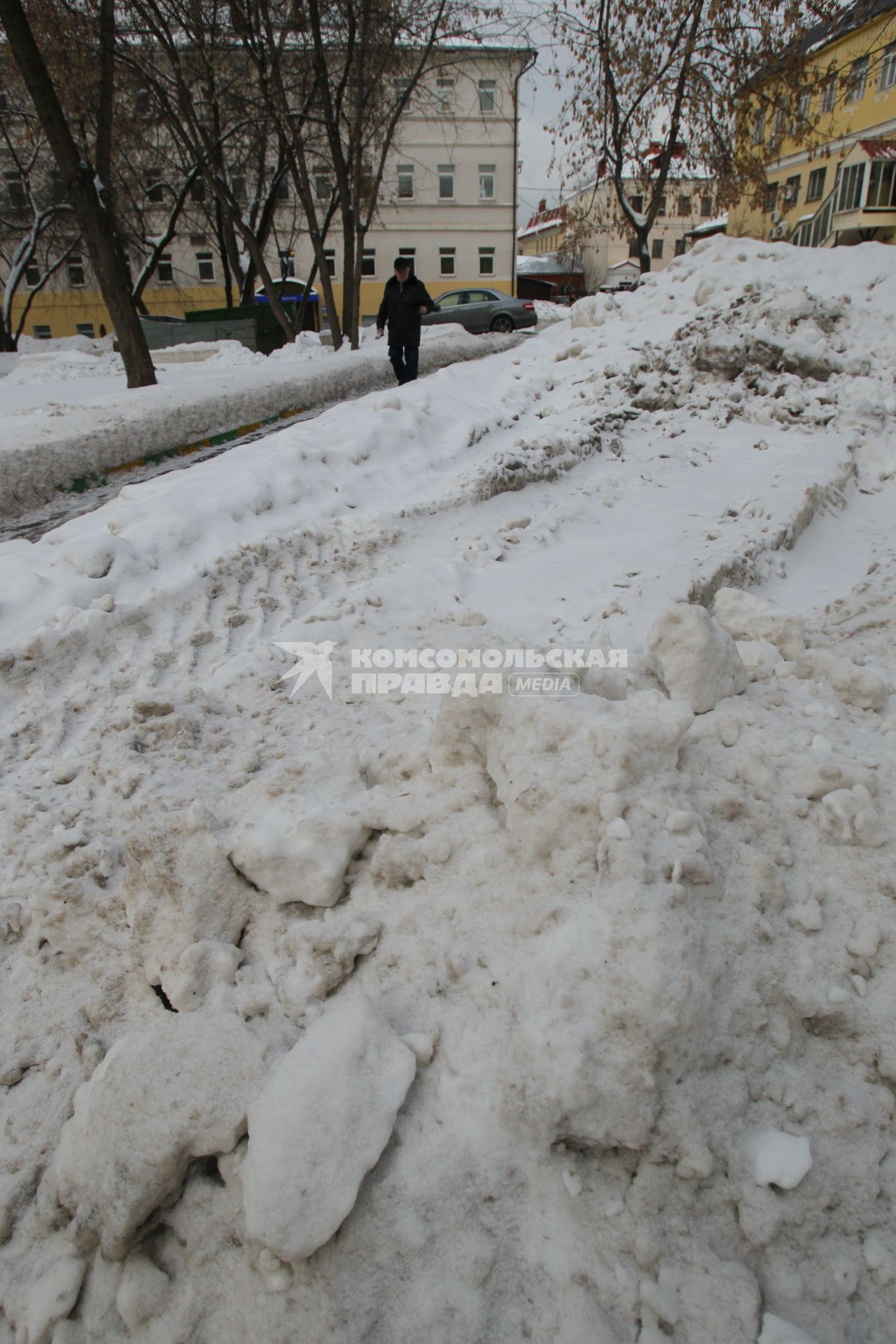 Двор в Таганском районе Москвы. Зима, снег, сугробы, пешеход, прохожий.