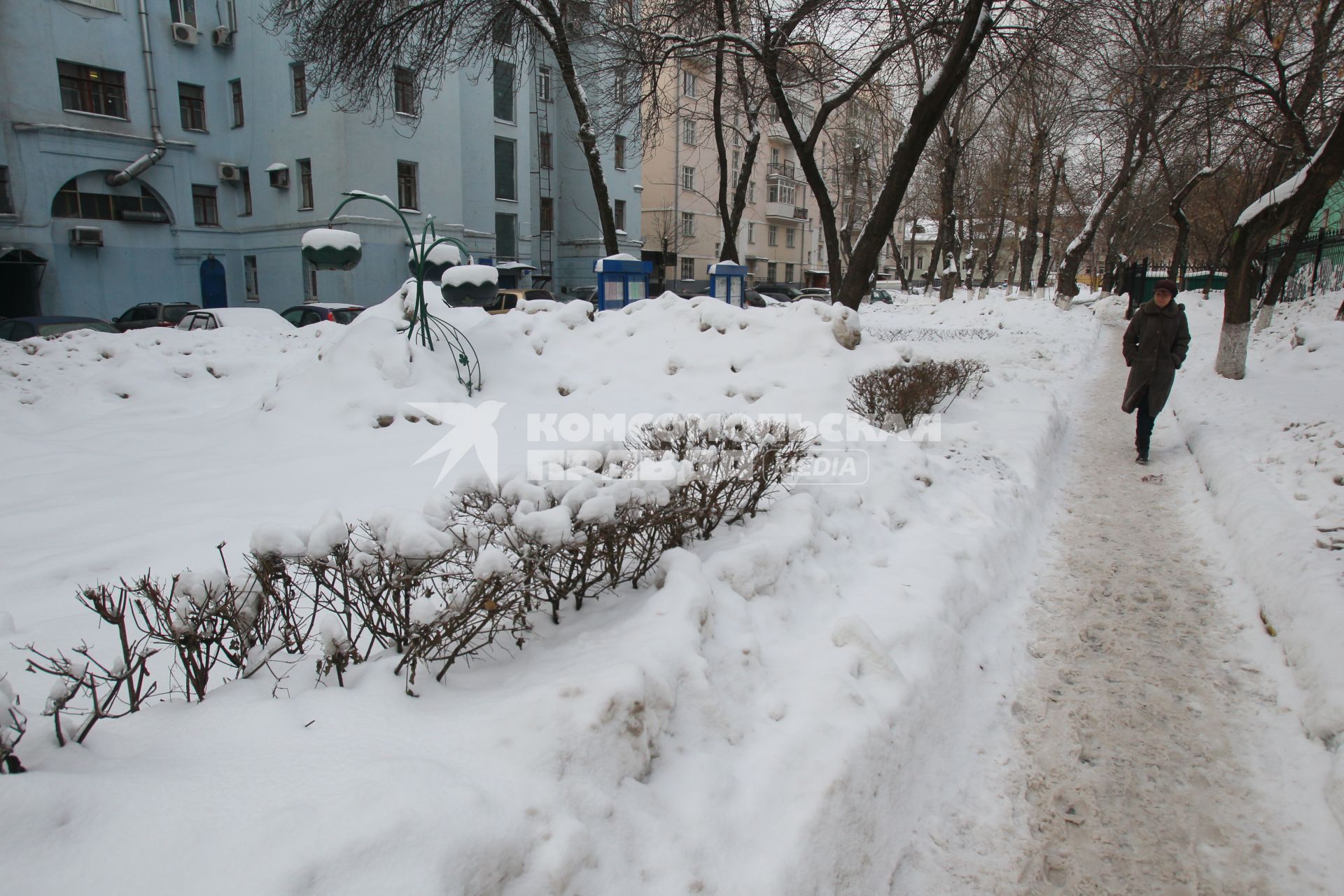 Двор в Таганском районе Москвы. Зима, снег, сугробы, пешеход, прохожий.