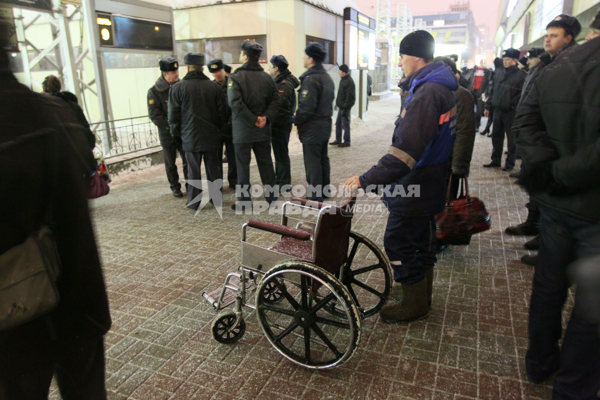 После теракта в аэропорту ДОМОДЕДОВО, на станции ПАВЕЛЕЦКИЙ ВОКЗАЛ пассажиров АЭРОЭКСПРЕССА встречают люди с инвалидными колясками. 24 января 2011 года.