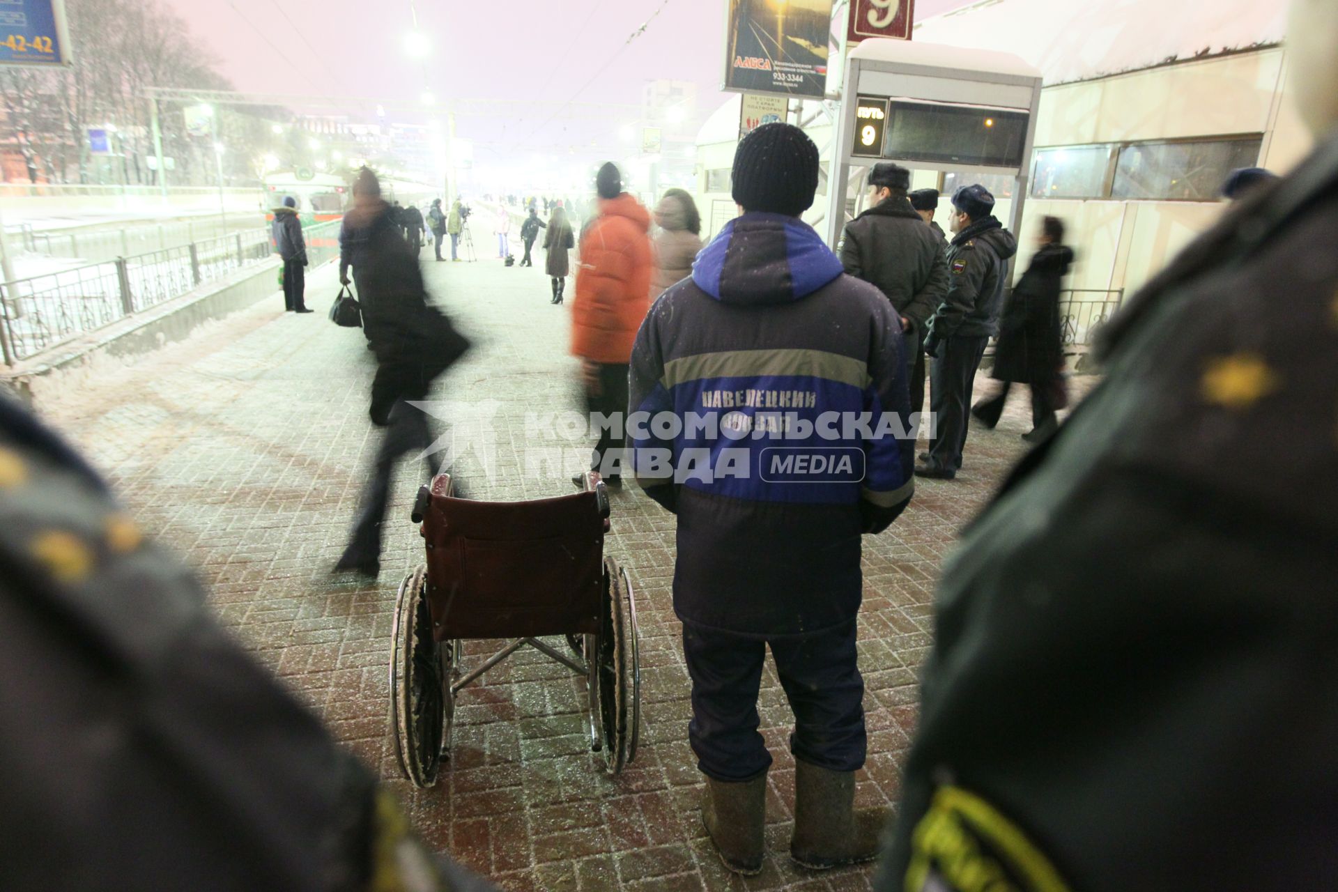 После теракта в аэропорту ДОМОДЕДОВО, на станции ПАВЕЛЕЦКИЙ ВОКЗАЛ пассажиров АЭРОЭКСПРЕССА встречают люди с инвалидными колясками. 24 января 2011 года.