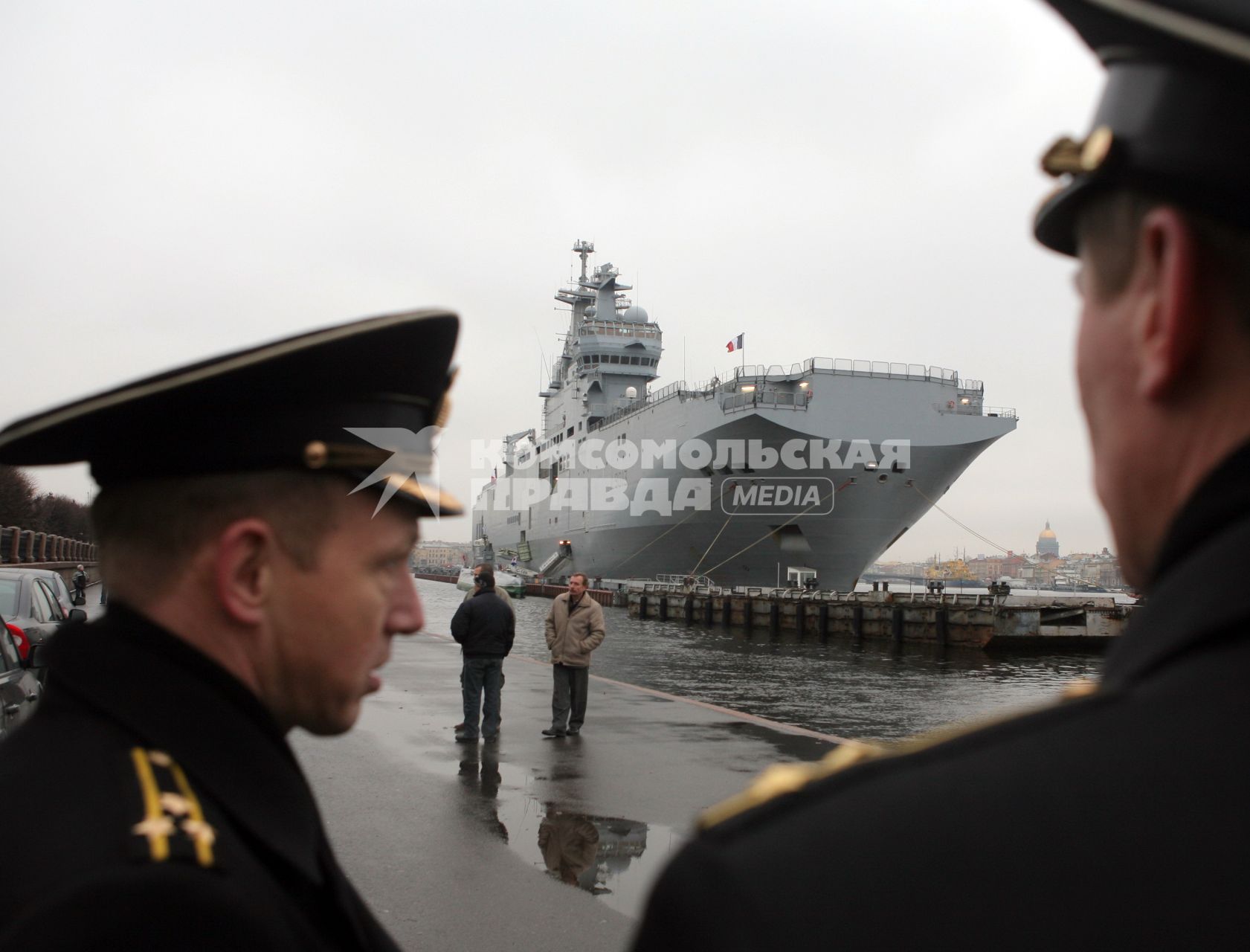 Французский вертолетоносец МИСТРАЛЬ прибыл в Россию, пришвартовавшись в Санкт-Петербурге на набережной Лейтенанта Шмидта. 23 ноября 2010 года.