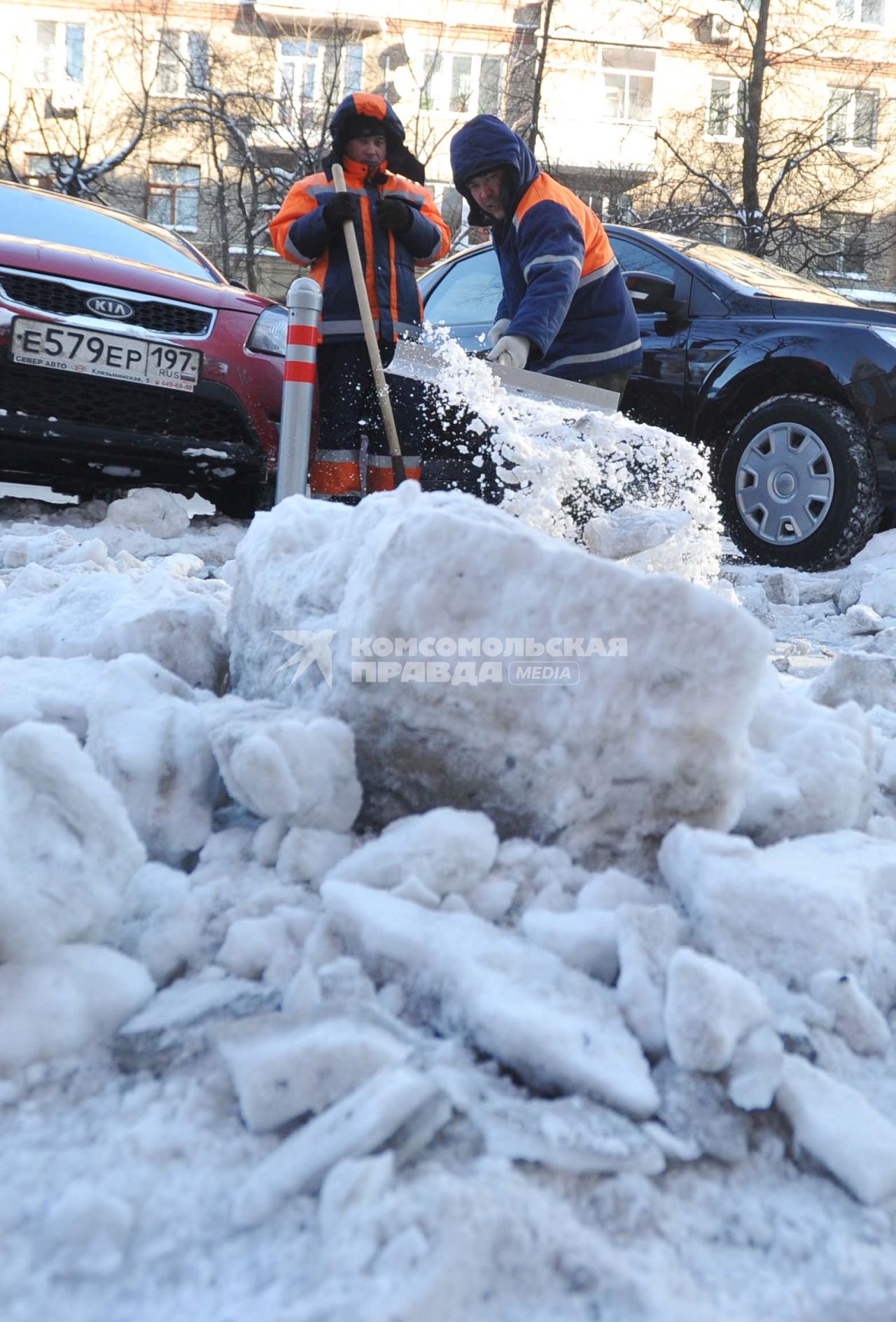 Уборка снега, 16 февраля 2011 года. Гастарбайтер. Дворник. Коммунальное хозяйство. Очистка улиц. Зима. Гололед.