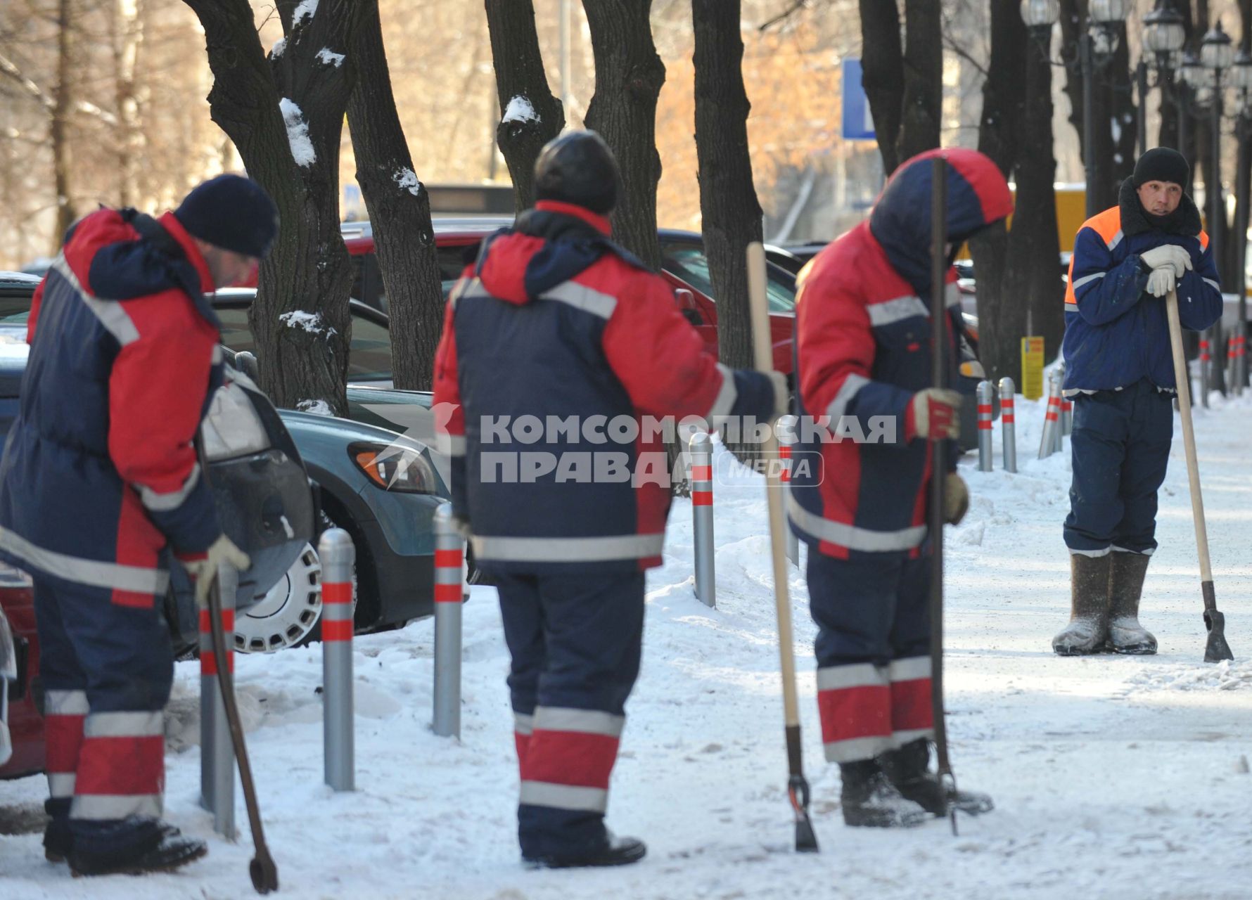 Уборка снега, 16 февраля 2011 года. Гастарбайтер. Дворник. Коммунальное хозяйство. Очистка улиц. Зима. Гололед.