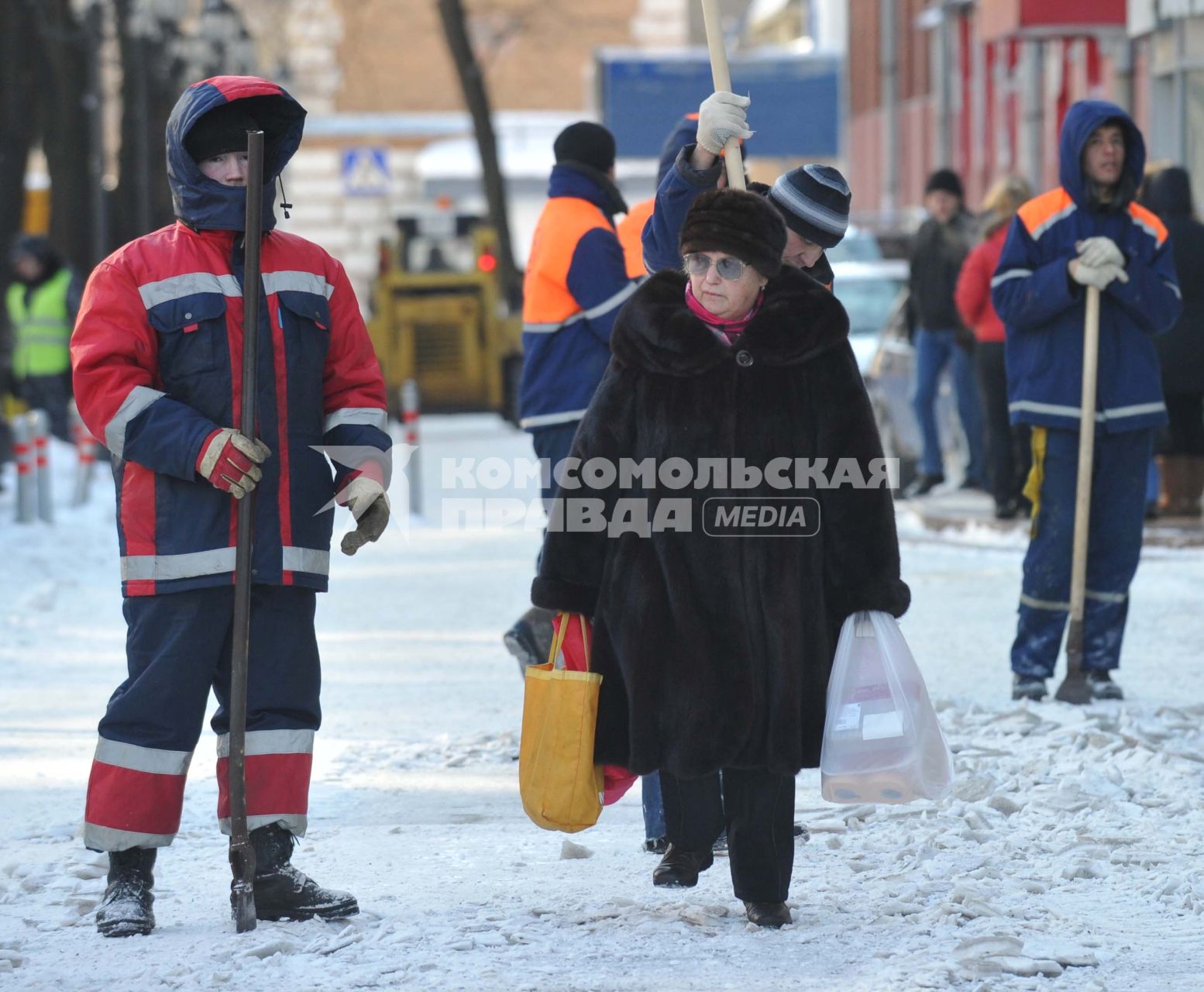 Уборка снега, 16 февраля 2011 года. Гастарбайтер. Дворник. Коммунальное хозяйство. Очистка улиц. Зима. Гололед.