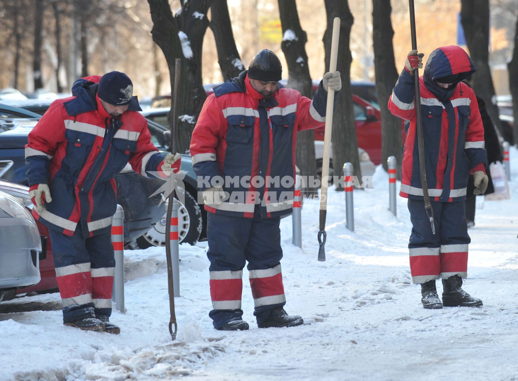 Уборка снега, 16 февраля 2011 года. Гастарбайтер. Дворник. Коммунальное хозяйство. Очистка улиц. Зима. Гололед.