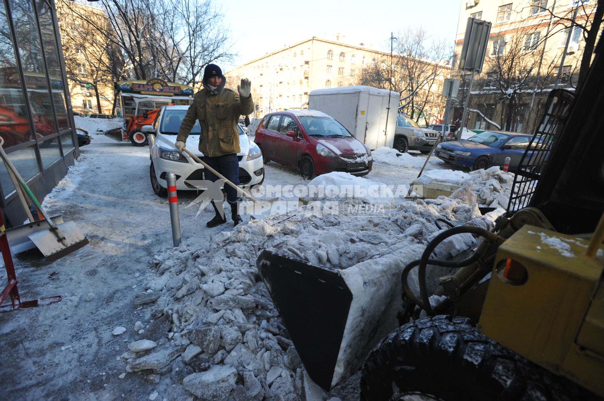 Уборка снега, 16 февраля 2011 года. Гастарбайтер. Дворник. Коммунальное хозяйство. Очистка улиц. Зима. Гололед.