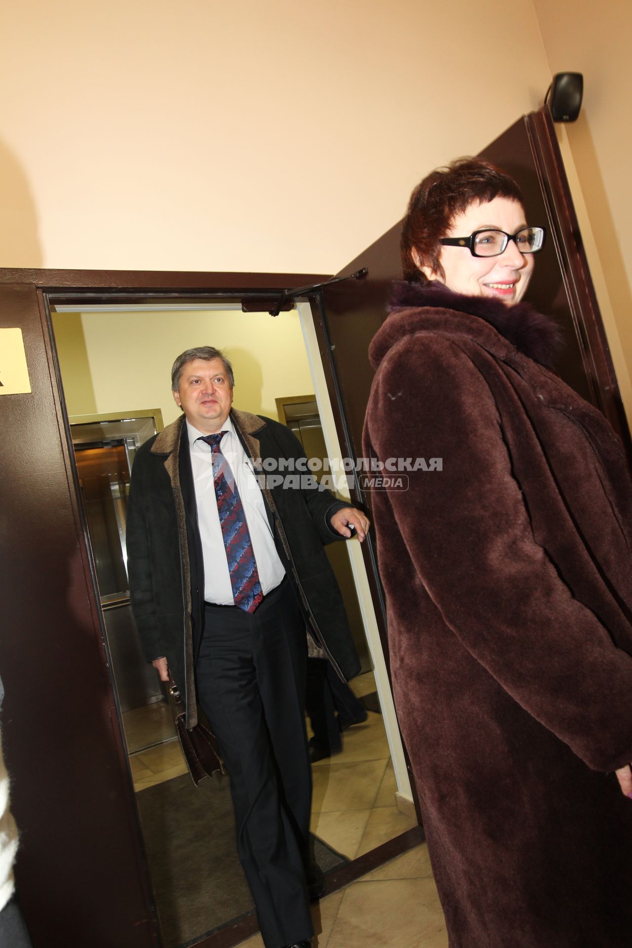 Александр Евгеньевич Суринов российский государственный деятель, руководитель Федеральной службы государственной статистики в КП. На снимке: в верхней одежде выходит из лифта. 17 февраля 2011 года.