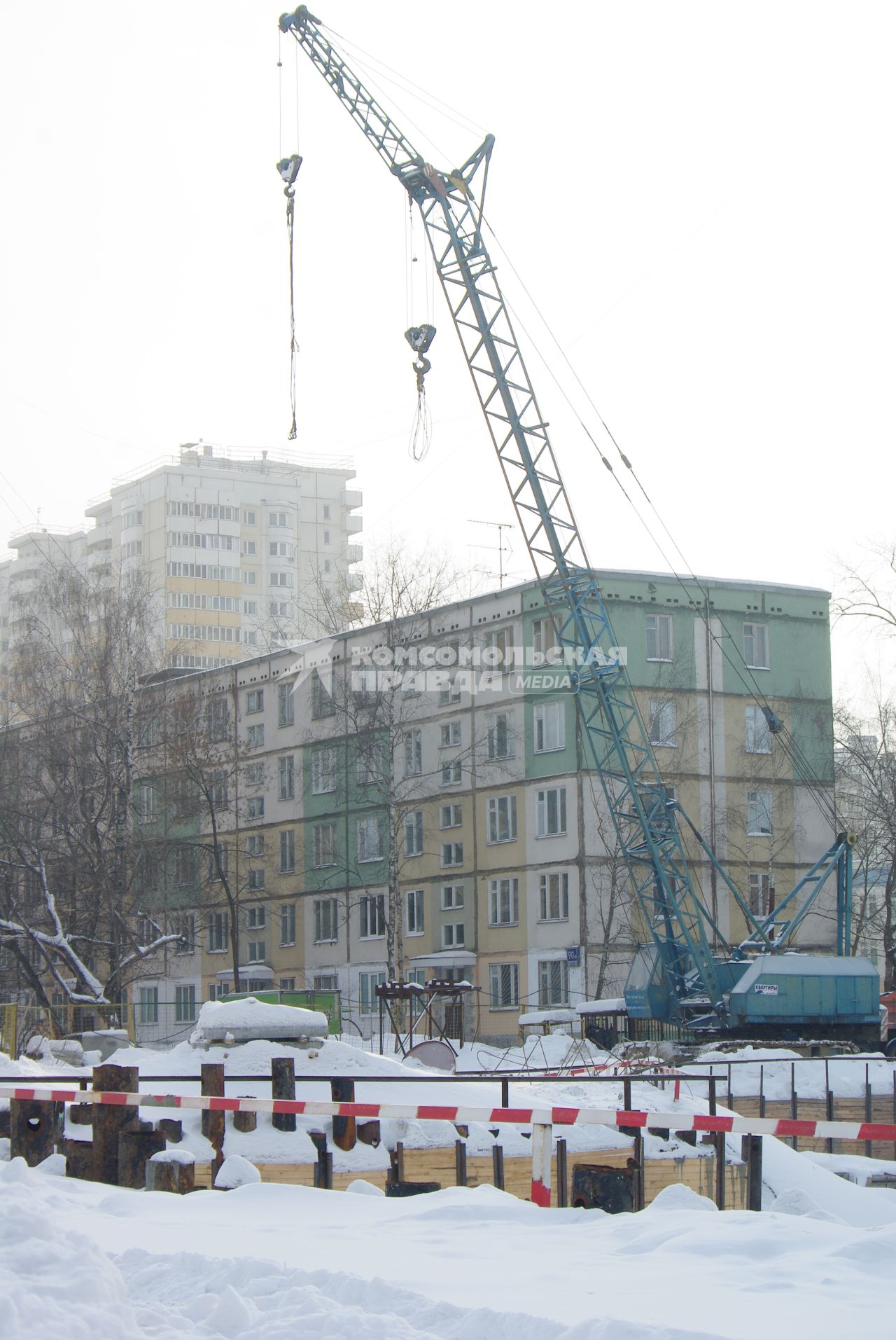 На месте снесенного дома возводят новый, на заднем плане хрущевка и новые дома, Москва, 17 февраля 2011 года, метро Кузьминки. Снос домов, новое жилье, хрущевка, строительство, ипотека, затройка города