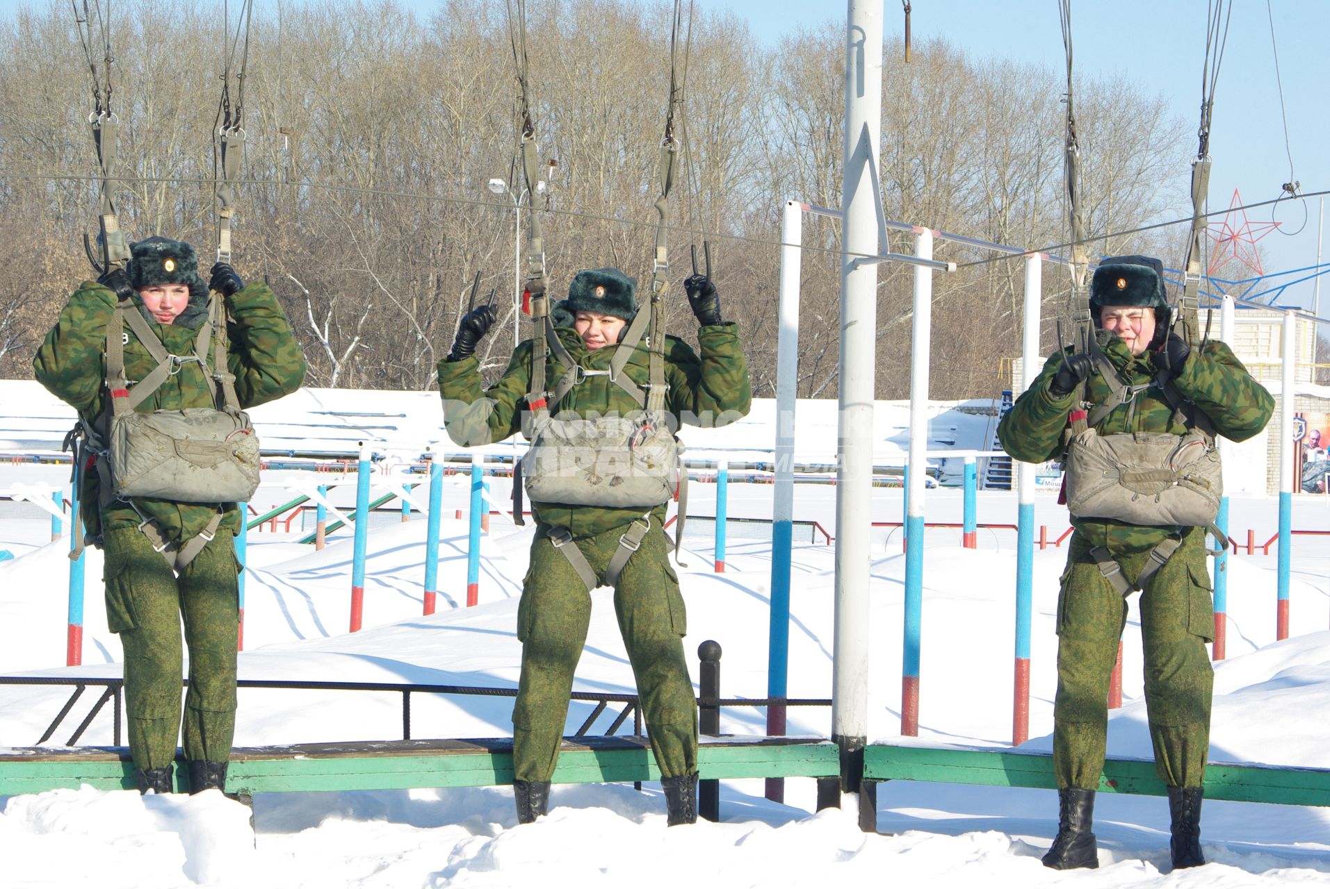 Девушки- курсанты 2 взвода рязанского десантного училища, Рязань, 18 февраля 2011 года. РВВДКУ, десантники, быт, учеба, занятия, армия, военная форма, женщины в армии, прыжки с парашютом, парашют, тренажеры, висение на стропах, стропы