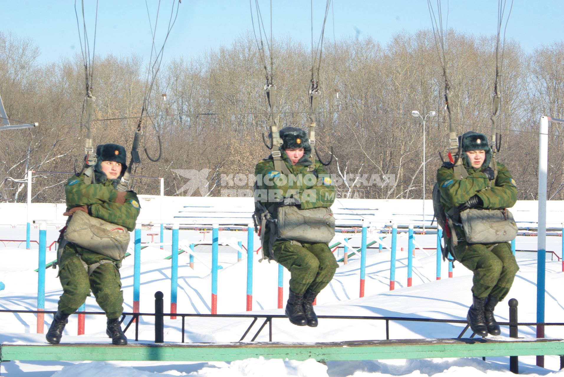 Девушки- курсанты 2 взвода рязанского десантного училища, Рязань, 18 февраля 2011 года. РВВДКУ, десантники, быт, учеба, занятия, армия, военная форма, женщины в армии, прыжки с парашютом, парашют, тренажеры, висение на стропах, стропы
