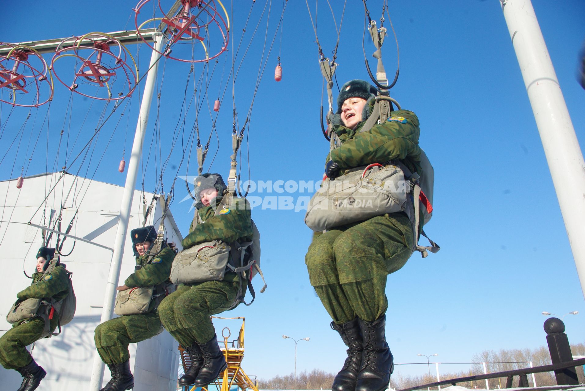 Девушки- курсанты 2 взвода рязанского десантного училища, Рязань, 18 февраля 2011 года. РВВДКУ, десантники, быт, учеба, занятия, армия, военная форма, женщины в армии, прыжки с парашютом, парашют, тренажеры, висение на стропах, стропы