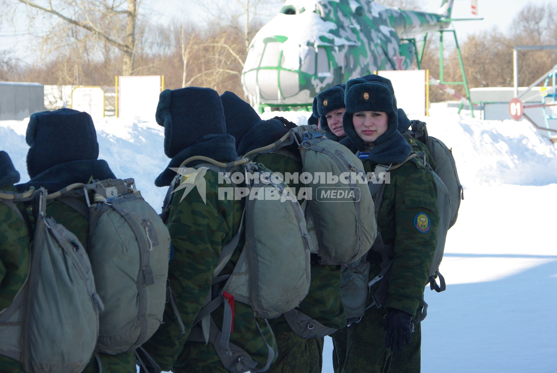 Девушки- курсанты 2 взвода рязанского десантного училища, Рязань, 18 февраля 2011 года. РВВДКУ, десантники, быт, учеба, занятия, армия, военная форма, женщины в армии, прыжки с парашютом, парашют, тренажеры,
