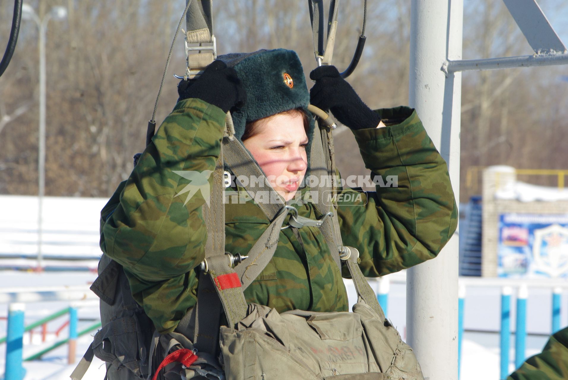 Девушки- курсанты 2 взвода рязанского десантного училища, Рязань, 18 февраля 2011 года. РВВДКУ, десантники, быт, учеба, занятия, армия, военная форма, женщины в армии, прыжки с парашютом, парашют, тренажеры, висение на стропах, стропы