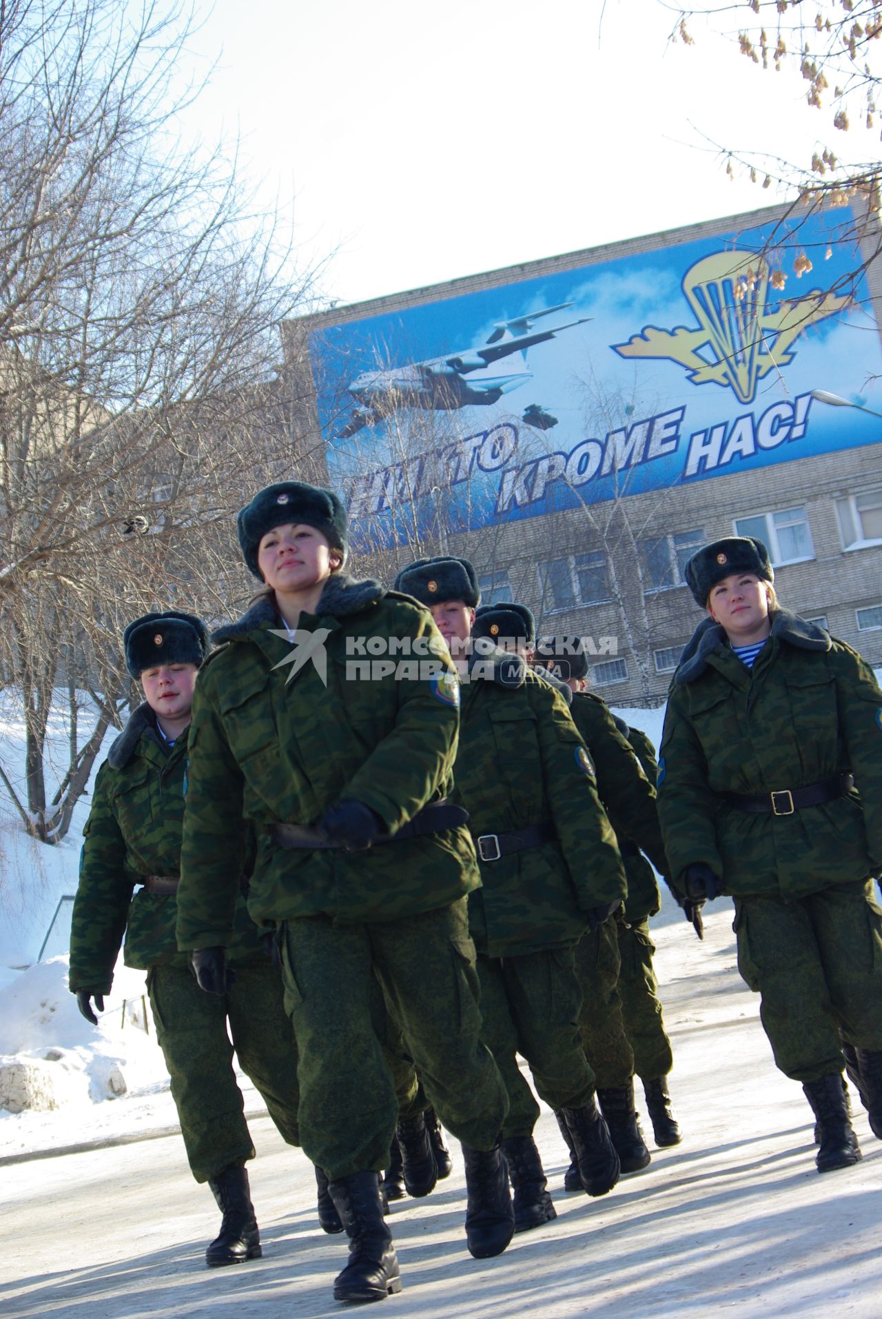 Девушки- курсанты 2 взвода рязанского десантного училища, Рязань, 18 февраля 2011 года. РВВДКУ, десантники, быт, учеба, занятия, армия, военная форма, женщины в армии,