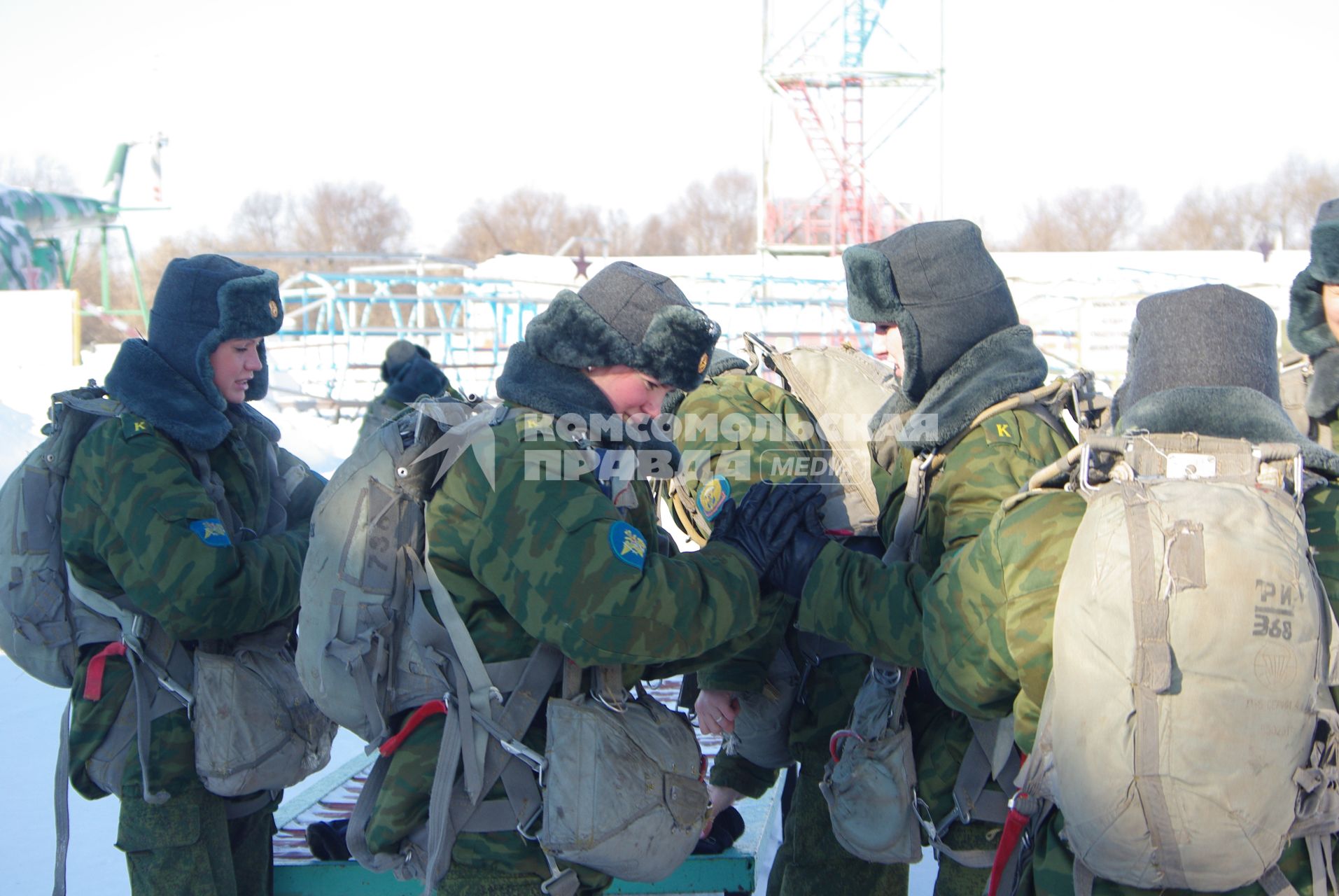 Девушки- курсанты 2 взвода рязанского десантного училища, Рязань, 18 февраля 2011 года. РВВДКУ, десантники, быт, учеба, занятия, армия, военная форма, женщины в армии, прыжки с парашютом, парашют, тренажеры,