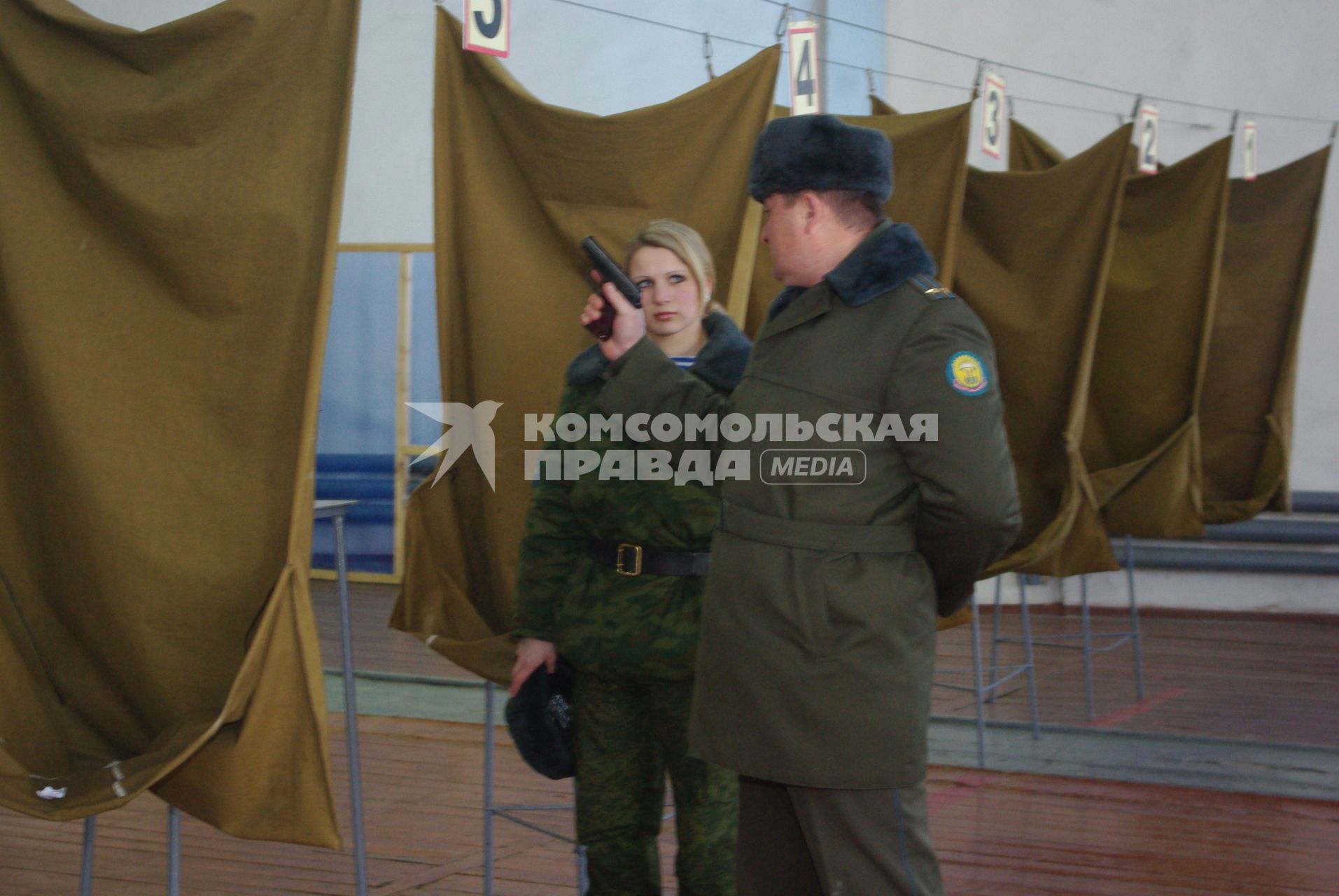 Девушки- курсанты 2 взвода рязанского десантного училища, Рязань, 18 февраля 2011 года. РВВДКУ, десантники, быт, учеба, занятия, армия, военная форма, женщины в армии, оружие, стрельба, пистолет